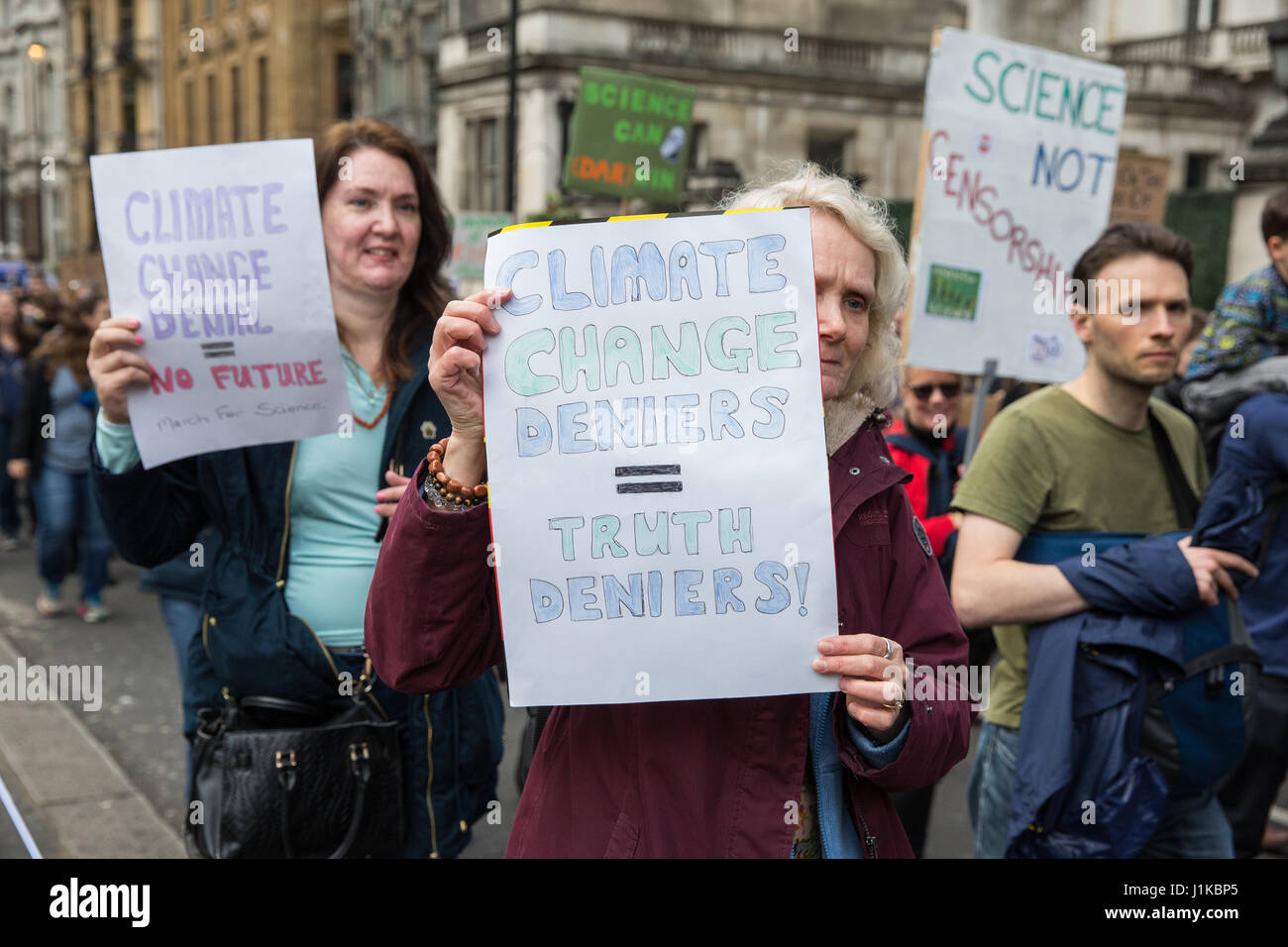 Londres, Royaume-Uni. 22 avr, 2017. Mars les scientifiques à travers le centre de Londres sur la 'Marche pour la science" dans le cadre d'une protestation au nom de la science. Les organisateurs de la marche, qui a eu lieu le jour de la Terre, a déclaré que la science est "attaqué" de l'administration du Président Trump, avec des coupures dans le financement de la recherche sur le changement climatique et le cancer et les déclarations controversées par les conseillers tels que Scott Pruitt, chef de l'Environmental Protection Agency des États-Unis, qui a nié que les émissions de dioxyde de carbone sont la cause principale du réchauffement climatique. Credit : Mark Kerrison/Alamy Live News Banque D'Images