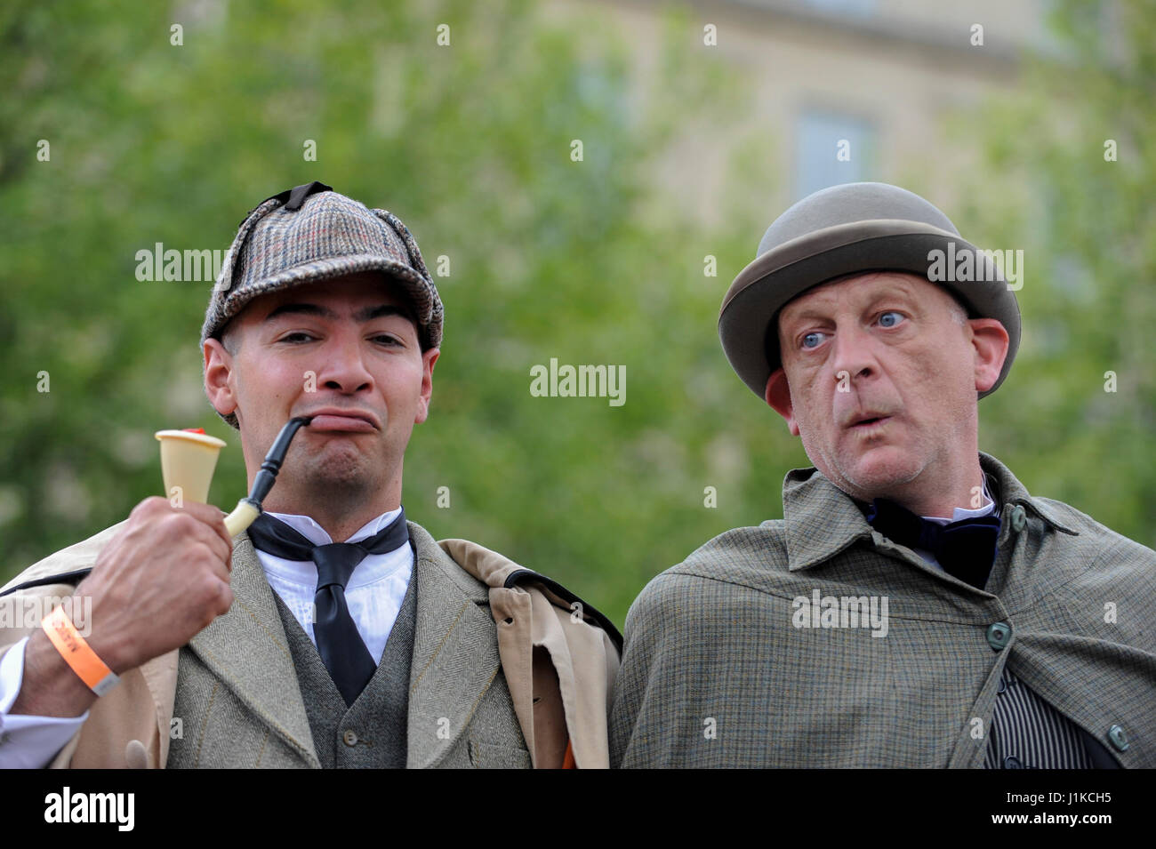 Londres, Royaume-Uni. 22 avril 2017. Entertainers habillé comme Sherlock Holmes et le docteur Wastson divertir les gens se sont rassemblés à Trafalgar Square pour célébrer la fête de saint Georges, hébergé par Sadiq Khan, Maire de Londres, pour célébrer le Jour de la Saint-Georges. Crédit : Stephen Chung / Alamy Live News Banque D'Images