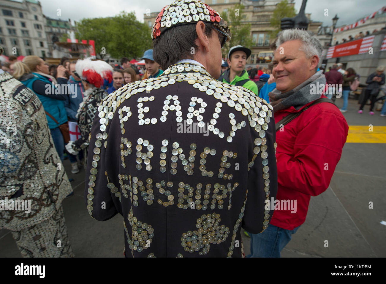 Trafalgar Square, Londres, Royaume-Uni. 22 avril, 2017. Londres célèbre la journée à St Georges le maire de Londres Fête annuelle de St George. La place est bordée de stands vendant de la nourriture anglaise traditionnelle, inspiré par le 13e siècle comme un jour de festin. St Georges jour tombe le 23 avril. Credit : Malcolm Park/Alamy Live News Banque D'Images