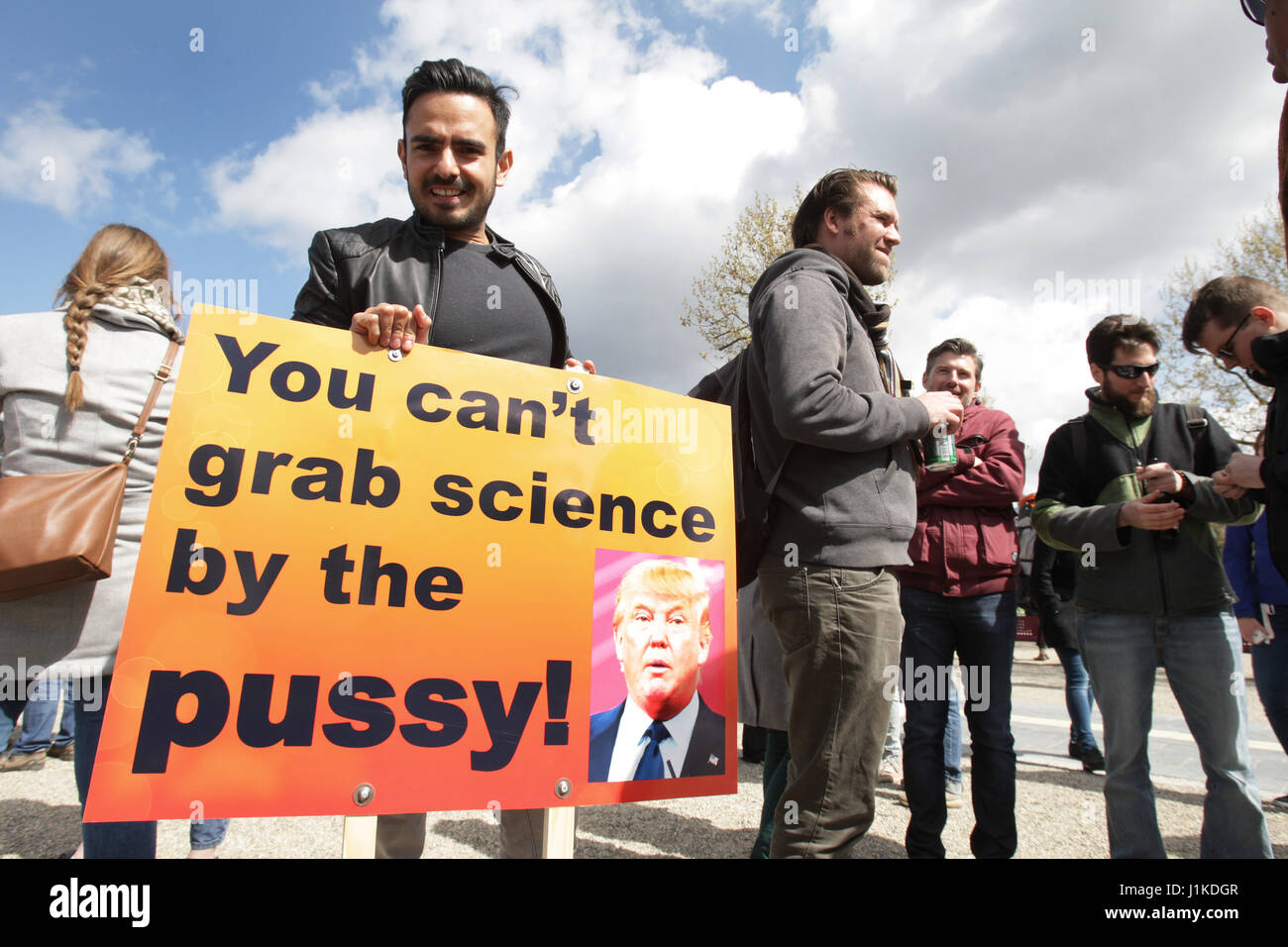 Amsterdam, Pays-Bas. 22 avr, 2017. Personnes à l'appui de la recherche scientifique au cours de la 'Marche pour la science' manifestation à la place du Musée le 22 avril 2017 à Amsterdam, Pays-Bas. Les gens autour de il monde participent à 'Marche pour la Science" des manifestations pour protester contre les déclarations et l'administration du président américain Donald Trump. Credit : VWPics/Alamy Live News Banque D'Images