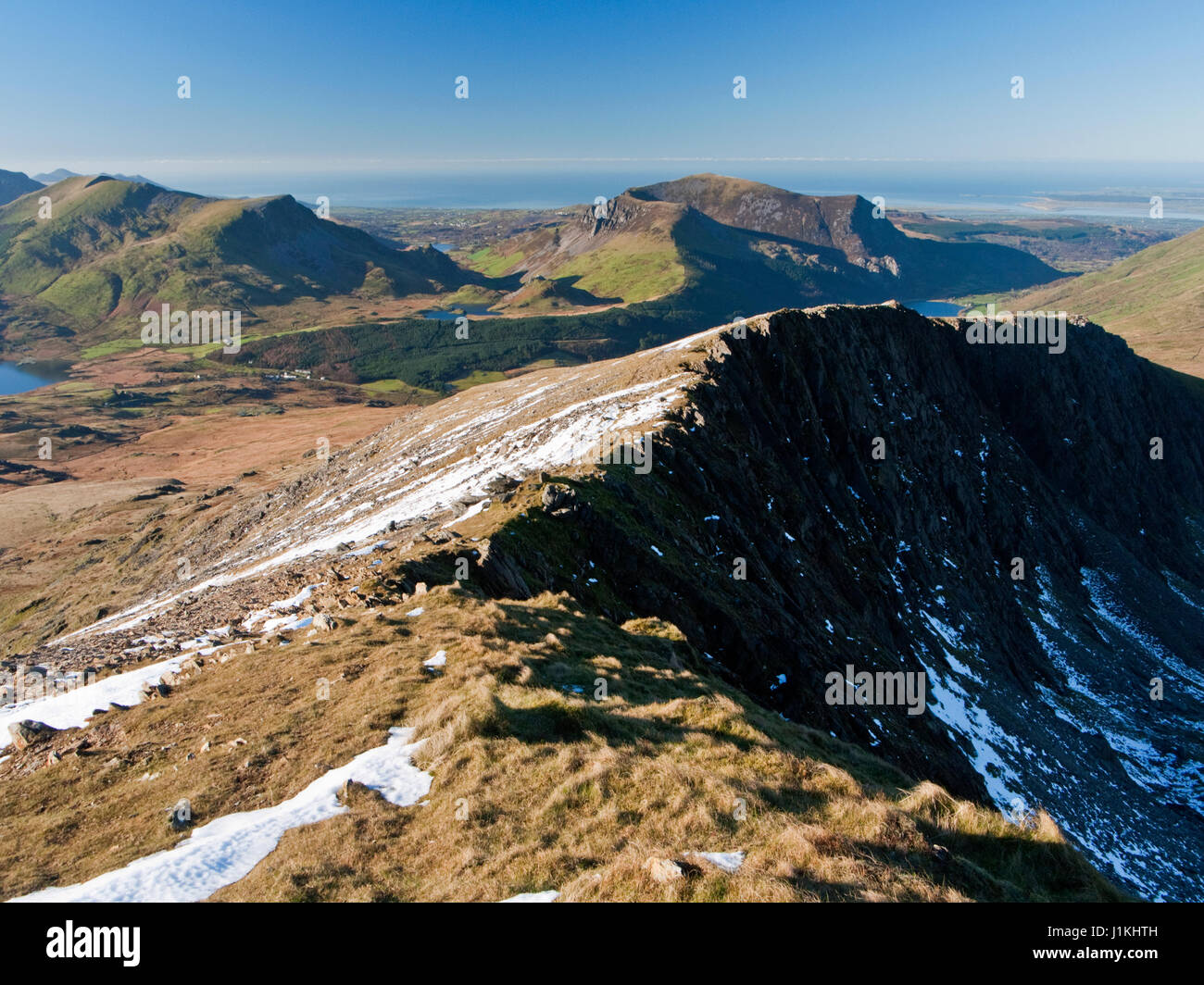 Sur le chemin d'Rhyd-Ddu Snowdon avec vue sur les falaises d'Llechog à Mynydd Mawr et les collines de l'Nantlle Ridge Banque D'Images