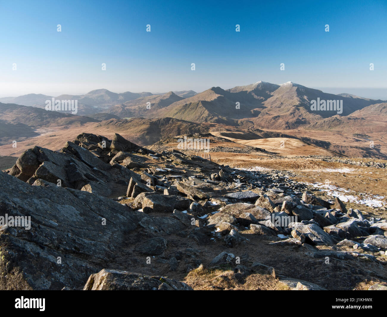 Le Snowdon Horseshoe, comprenant Y Lliwedd, Snowdon (Yr Wyddfa), Carnedd Ugain et lit-bébé Goch vu du sommet des roches de Moel Siabod Banque D'Images