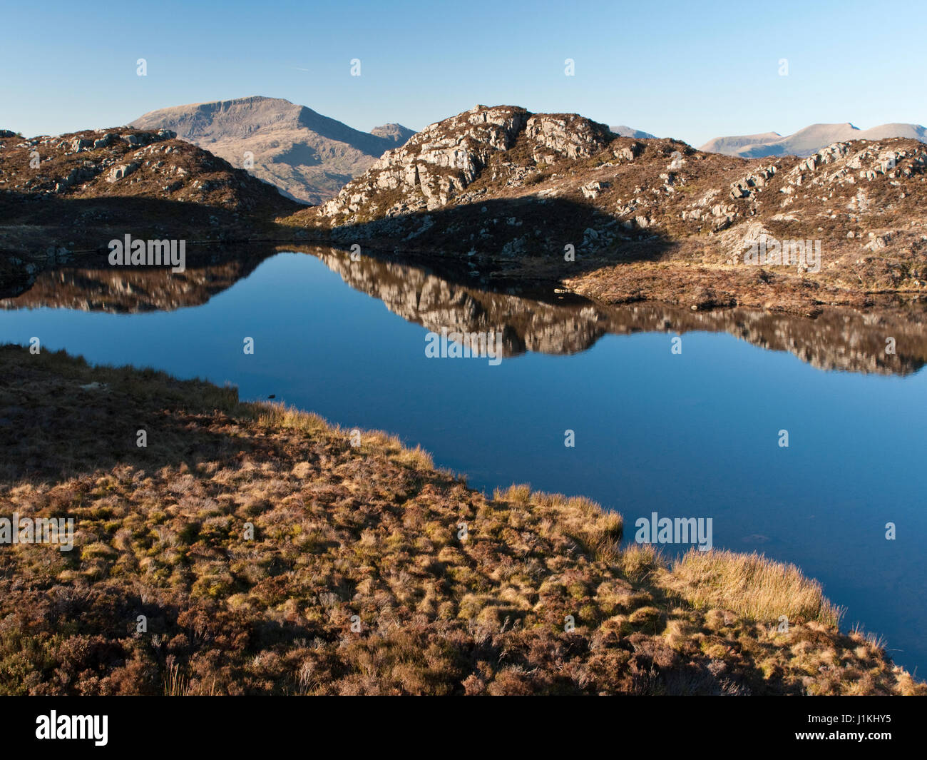 Moel Hebog vu de Llynnau Cerrig-y-myllt, deux lacs de montagne sur les flancs d'Ans Arddu, Nanmor près de Snowdonia's Moelwyn Cnicht en montagne Banque D'Images