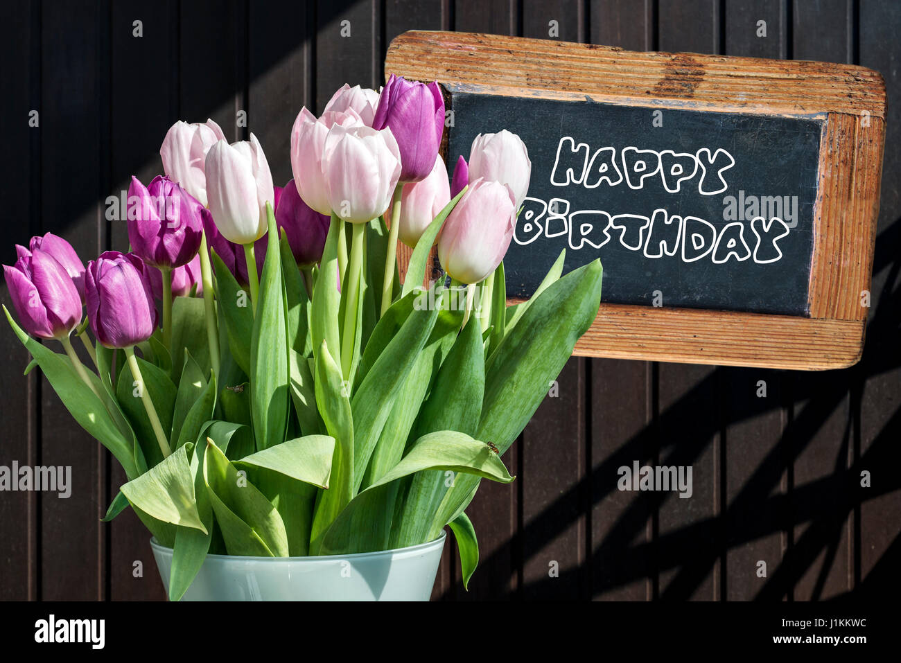 Tableau En Bois Joyeux Anniversaire Signe Avec De Belles Fleurs De Printemps Tulipe Rose Seau Tulip Fond Brun Photo Stock Alamy
