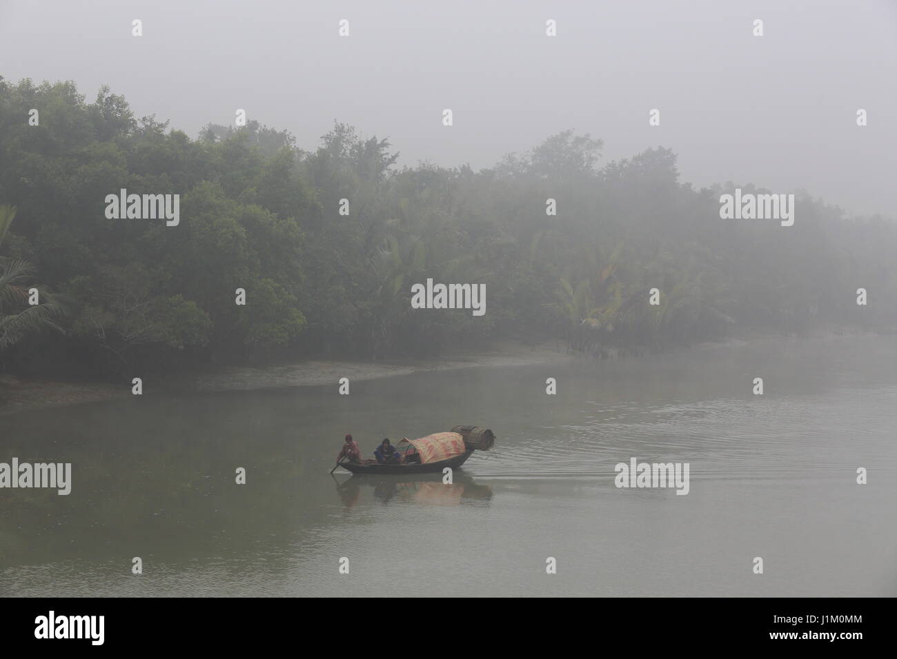 Un bateau de pêche sur la rivière dans les Sundarbans. Bagerhat, Bangladesh. Banque D'Images