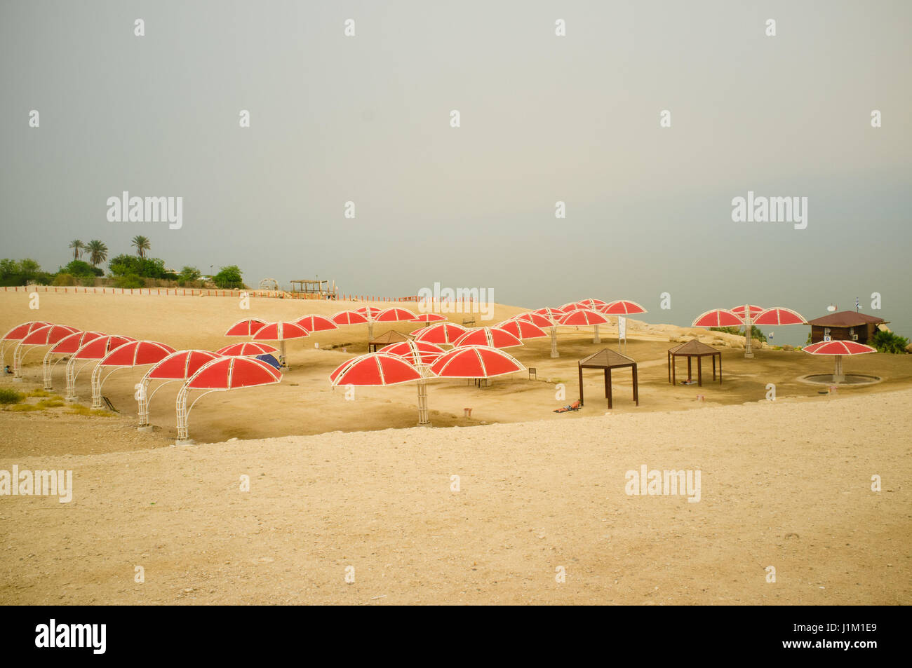 Vue sur la plage, jour brumeux. La mer Morte en Jordanie. Banque D'Images