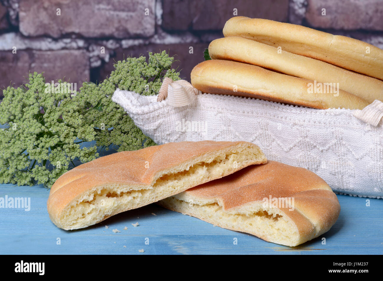 Pain sarde typique avec un panier de tradition et folklore Banque D'Images