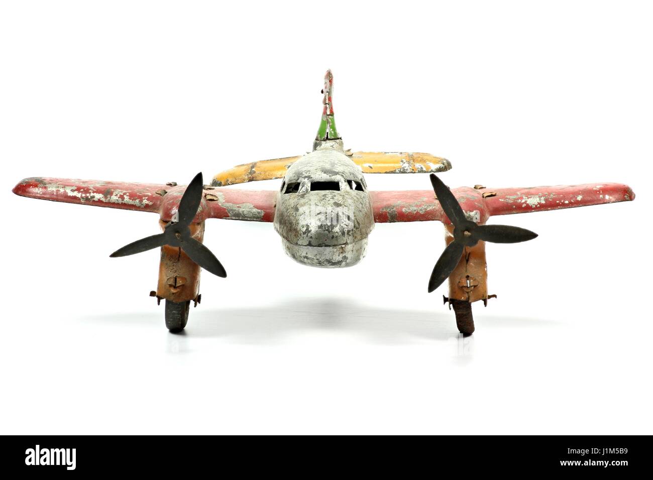 Étain antique toy avion isolé sur fond blanc Banque D'Images