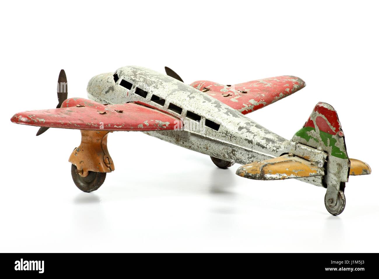 Étain antique toy avion isolé sur fond blanc Banque D'Images