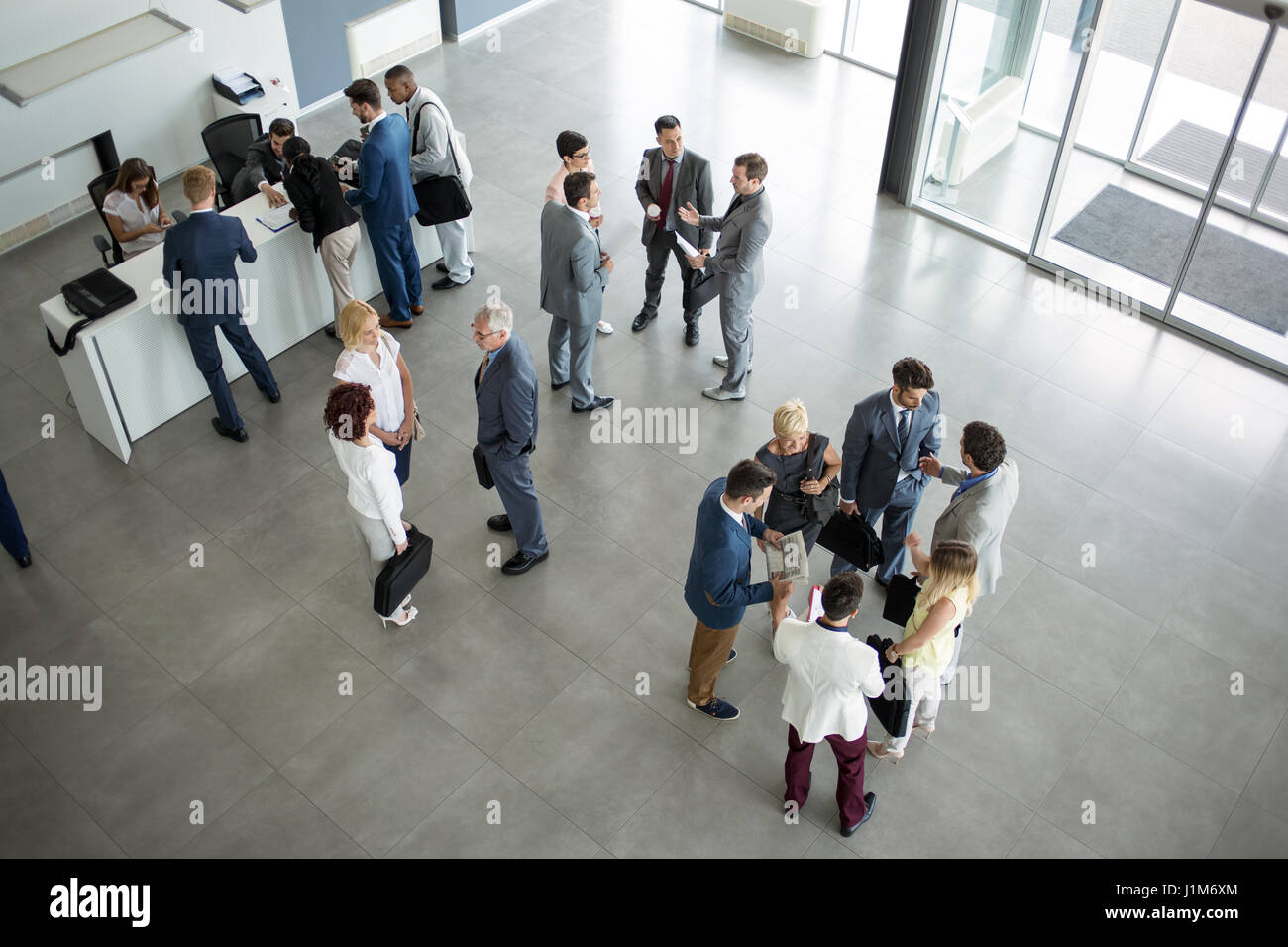 Groupe de personnes réussies en fonction de parler dans l'entreprise Banque D'Images