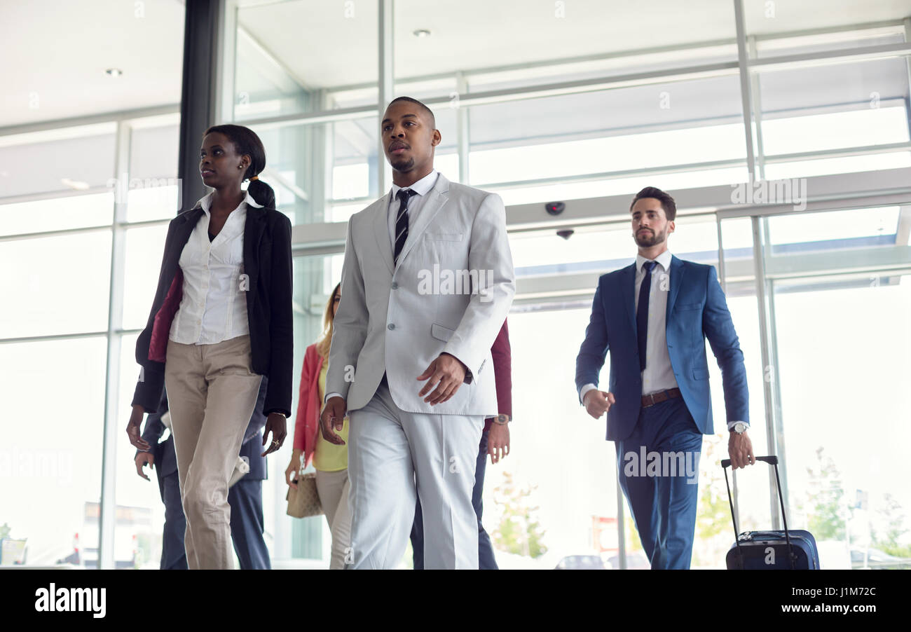 Les gens d'affaires noirs à l'aéroport Banque D'Images