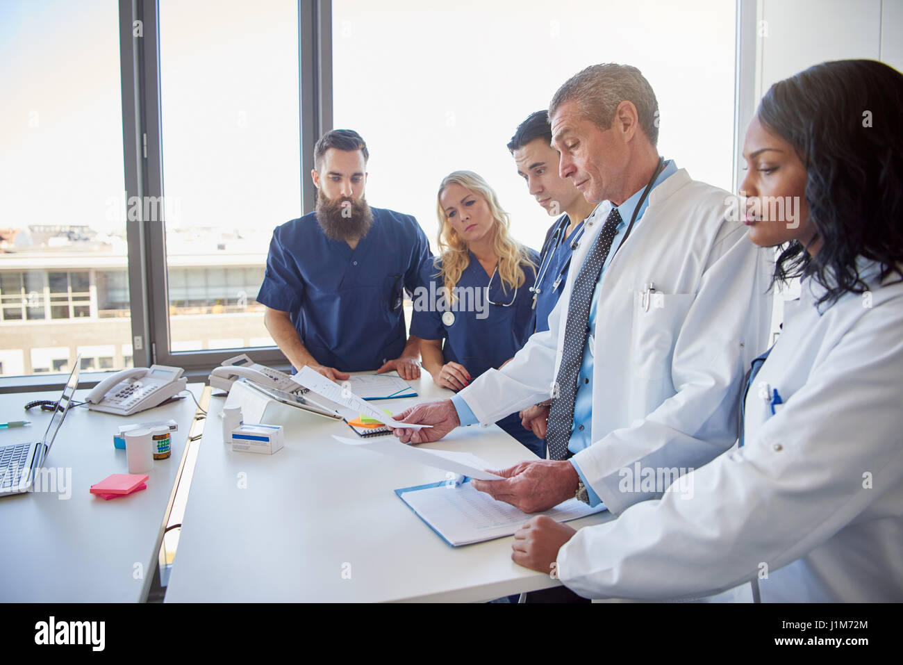 Équipe de médecins de communiquer et à la recherche à des documents, à l'hôpital permanent office Banque D'Images