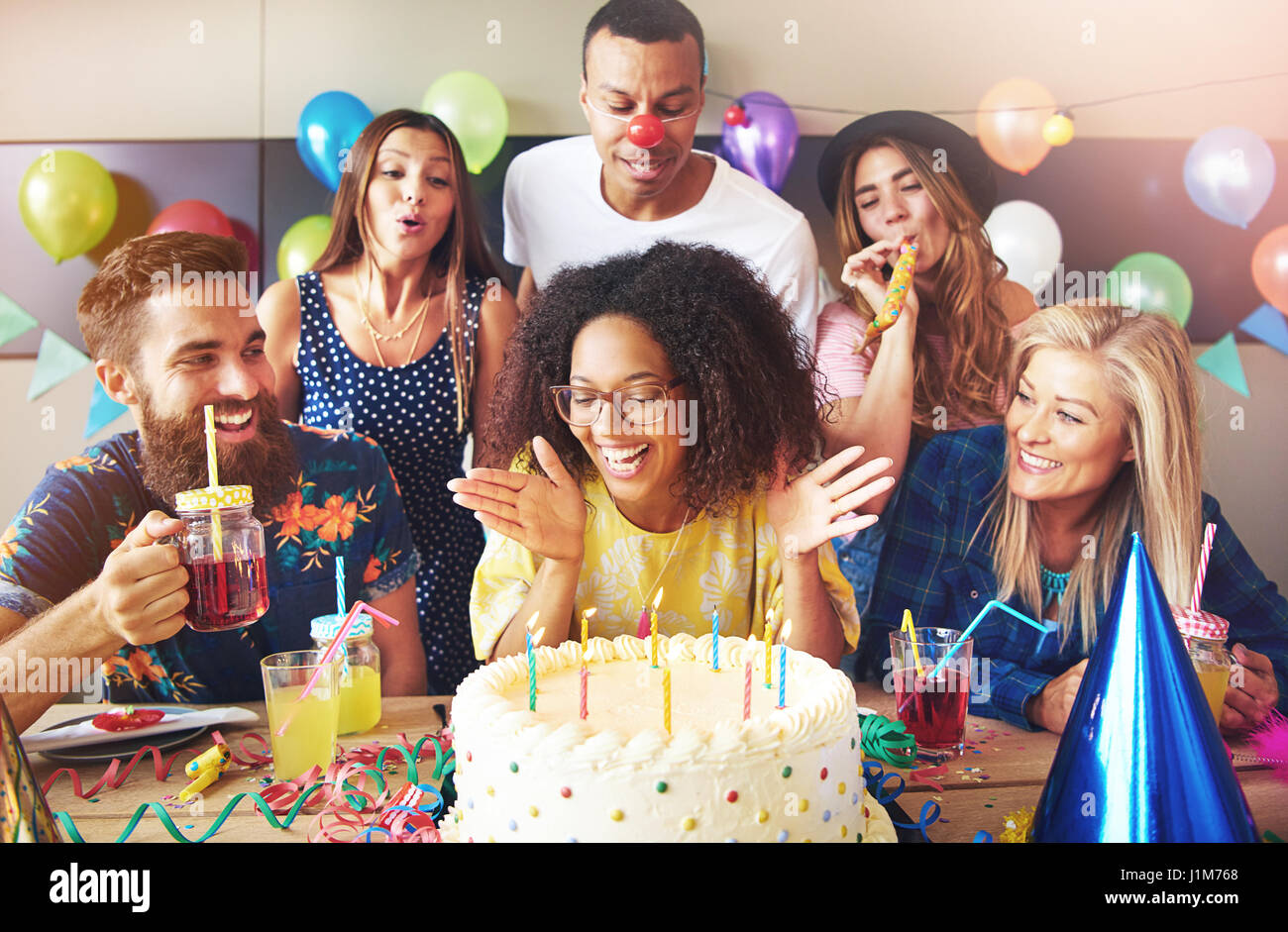 Jeune Femme Africaine Attrayante De Vivacite Avec Une Coiffure Afro Assis A Une Table Avec Ses Amis Pour Celebrer Son Anniversaire Et Souffler Les Bougies Photo Stock Alamy Jeune Femme Africaine Attrayante De Vivacite Avec Une Coiffure Afro Assis A Une Table Avec Ses Amis Pour Celebrer Son Anniversaire Et Souffler Les Bougies Photo Stock Alamy