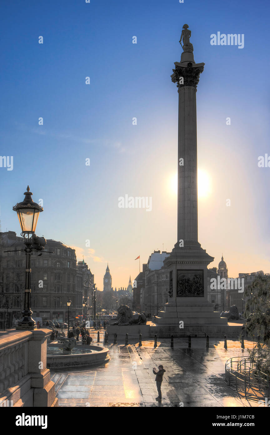 La Colonne Nelson A Trafalgar Square Londres Avec Le Soleil Derriere La Colonne Et Le Centre Commercial Les Etirements Derriere Avec Big Ben En Arriere Plan Photo Stock Alamy