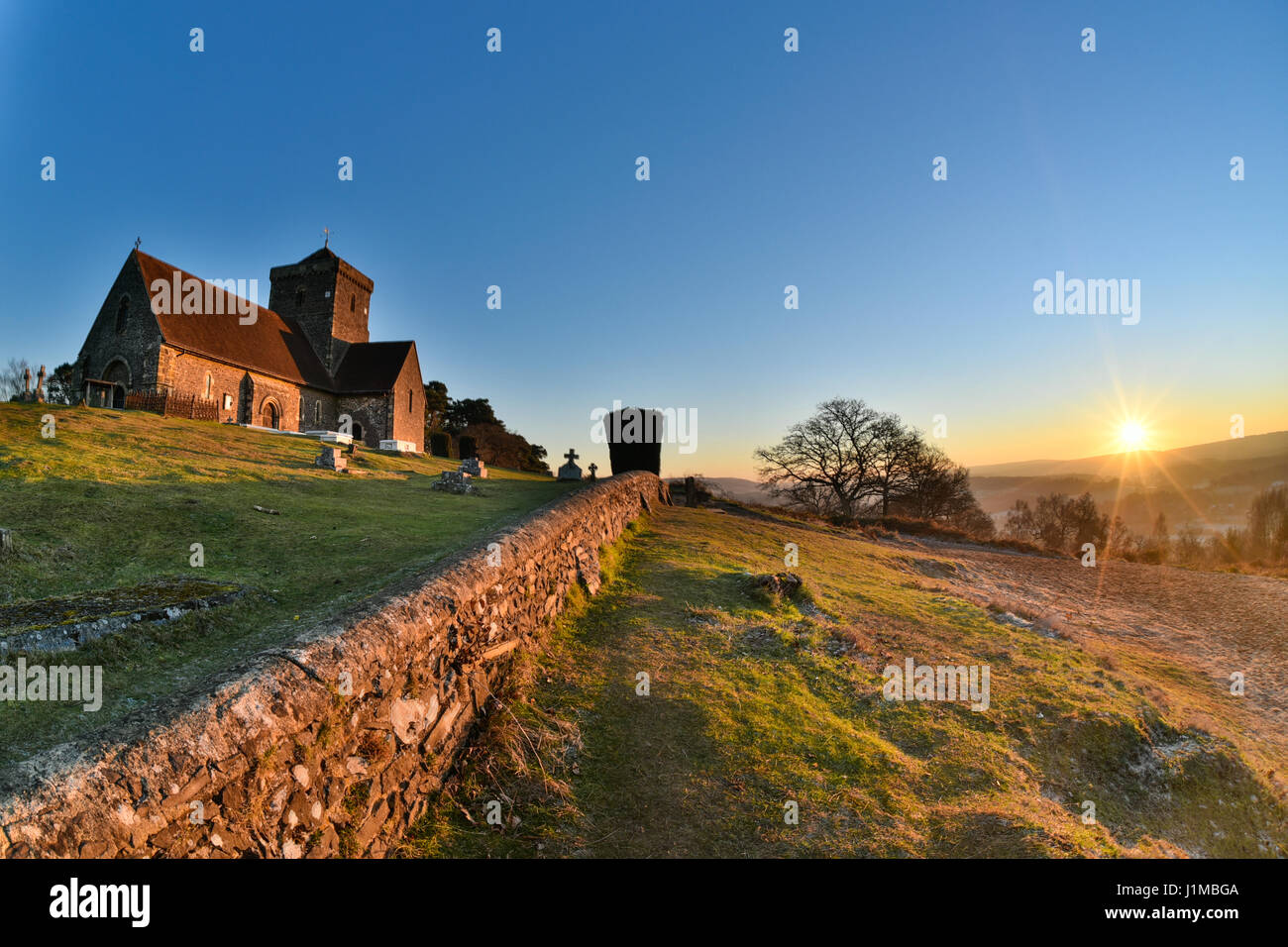 Lever du soleil tourné sur St Martha's Hill, Surrey, UK Banque D'Images