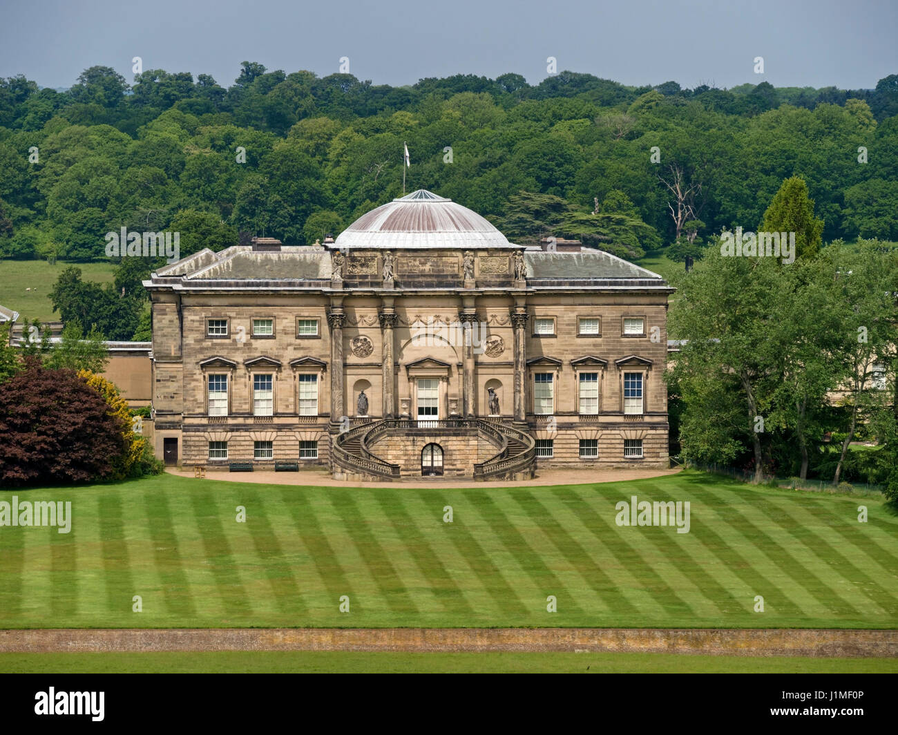 Vue aérienne de la façade sud Kedleston Hall avec pelouse tondue parfaitement plaisir en motifs, Derbyshire, Angleterre, Royaume-Uni. Banque D'Images