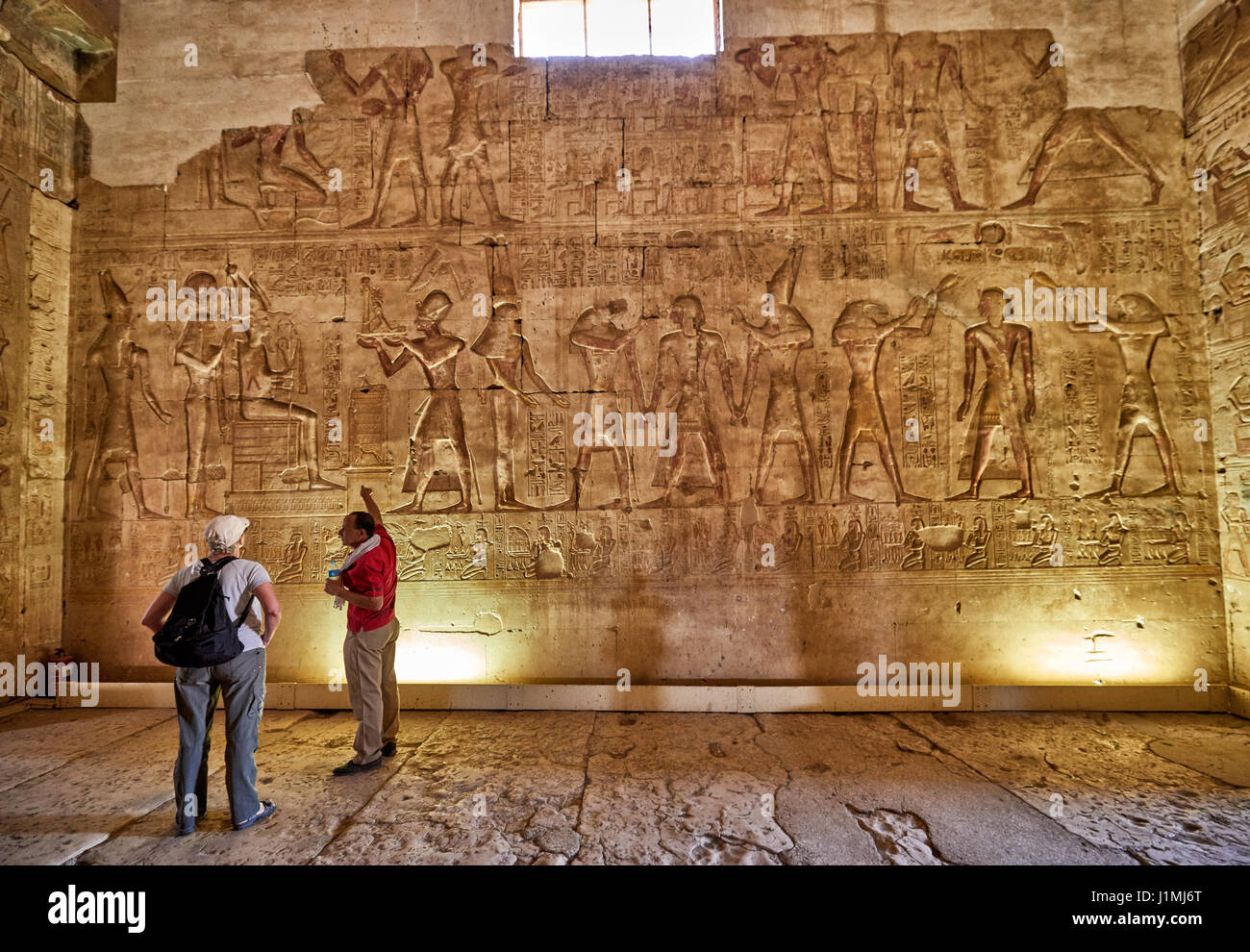 Reliefs sculptés en pierre dans la première salle hypostyle du temple intérieur de Seti I, Abydos, Egypte, Afrique du Sud Banque D'Images