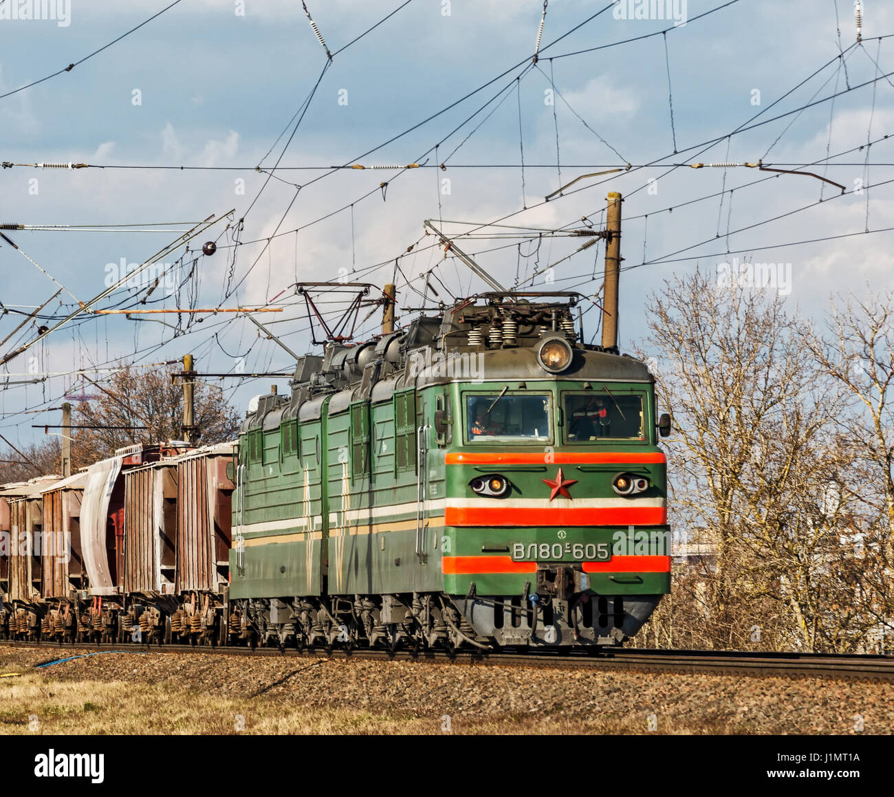Biélorussie, Minsk - Chambre Lits Jumeaux VL80-605 de la locomotive tire les wagons de train de fret Banque D'Images
