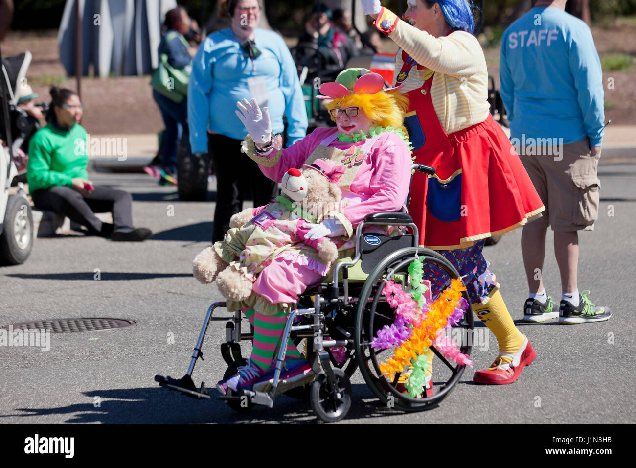 Woman in wheelchair habillés en costume clown au cours de parade - USA Banque D'Images