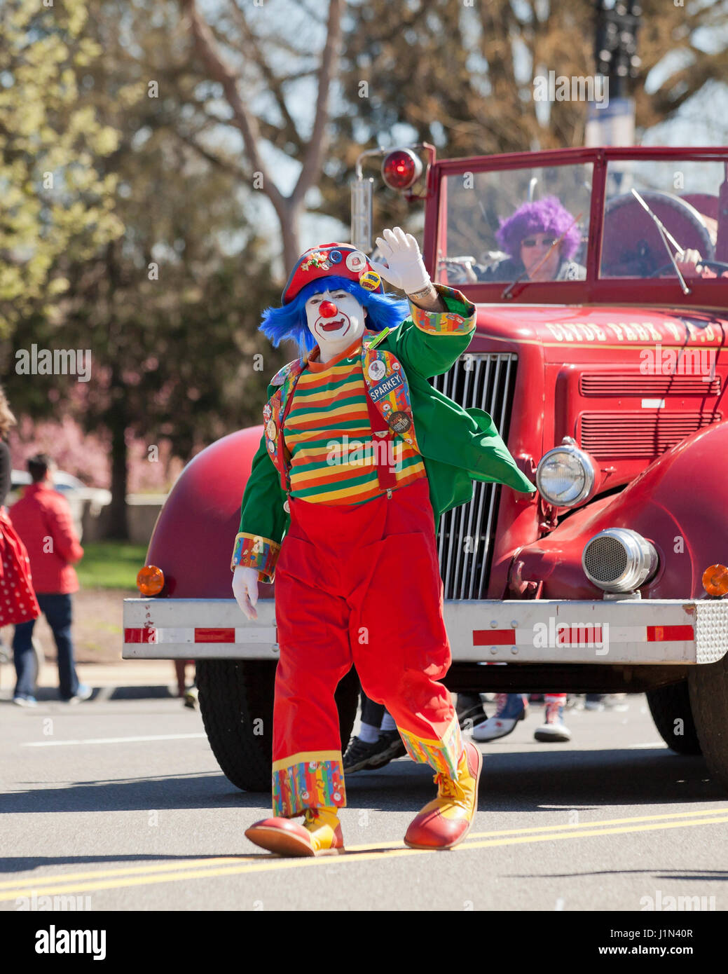 Clowns sur camion au cours d'une parade de rue - USA Banque D'Images