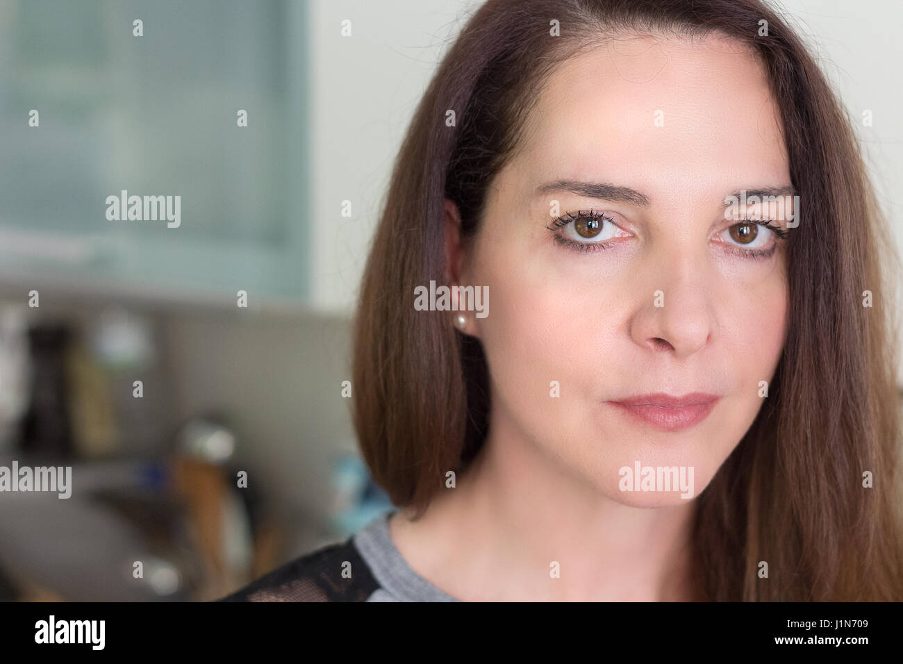 Portrait d'une femme de 45 ans, sérieux, la pensée. Banque D'Images