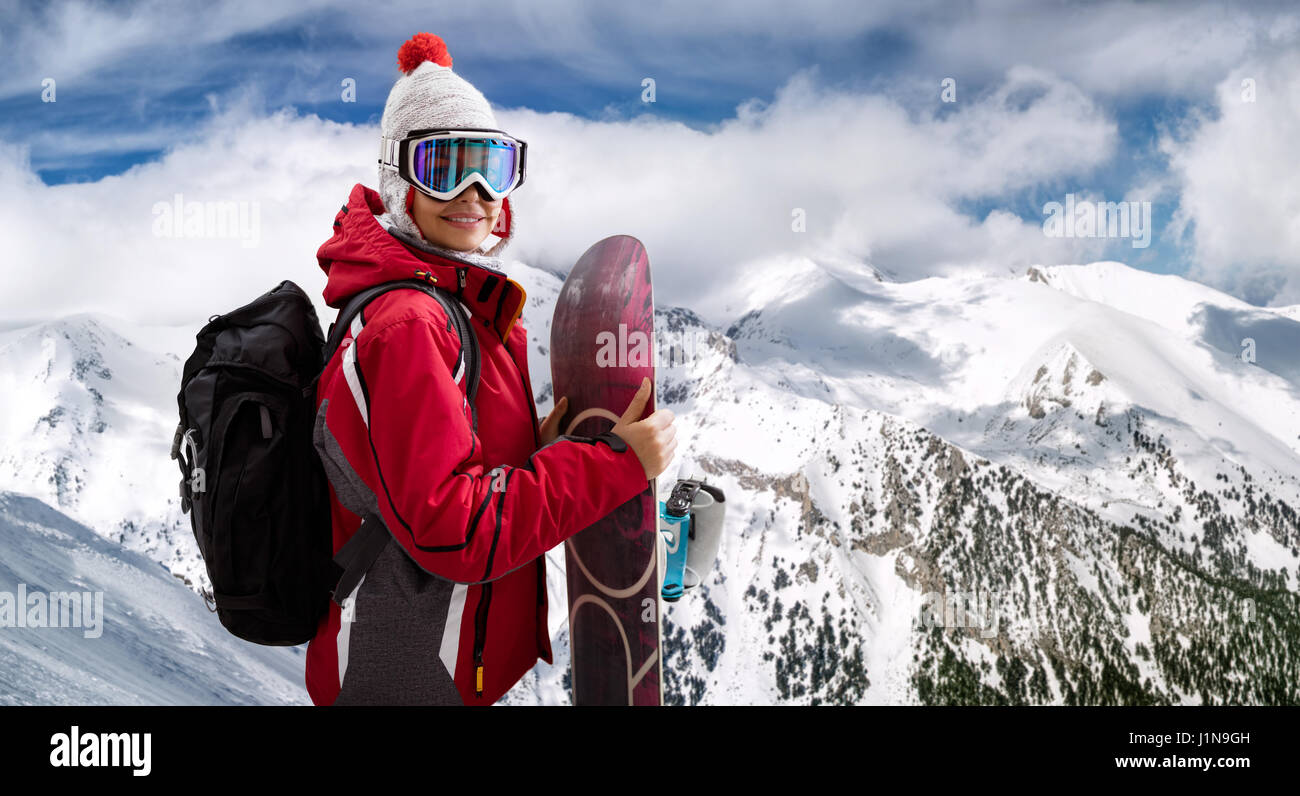 Belle jeune femme beach surf debout sur la montagne de Banque D'Images