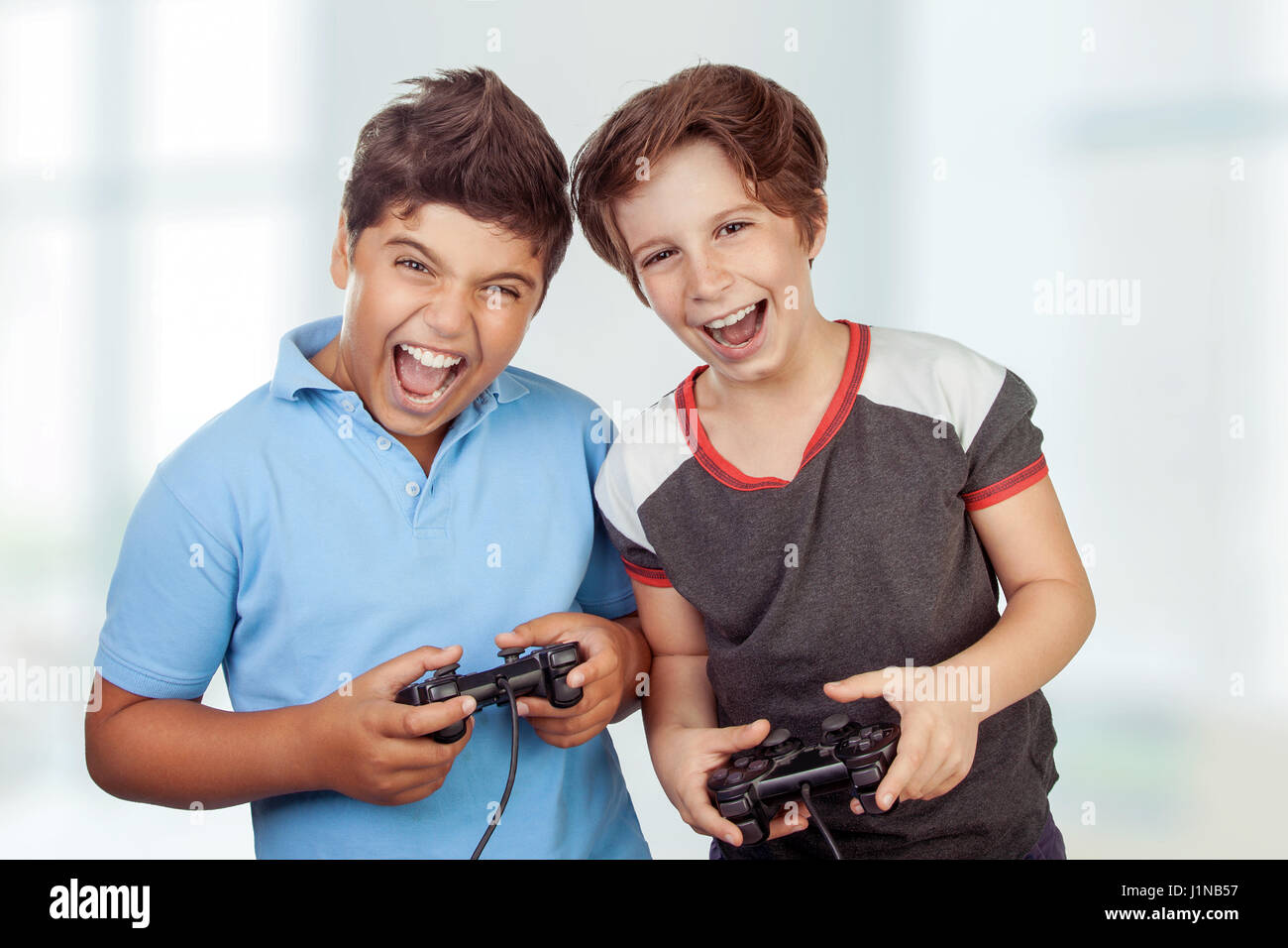 Meilleurs amis jouant sur playstation à la maison, crazy émotion de jeux vidéo, deux excités adolescents profiter de la concurrence, de rire et de crier Banque D'Images