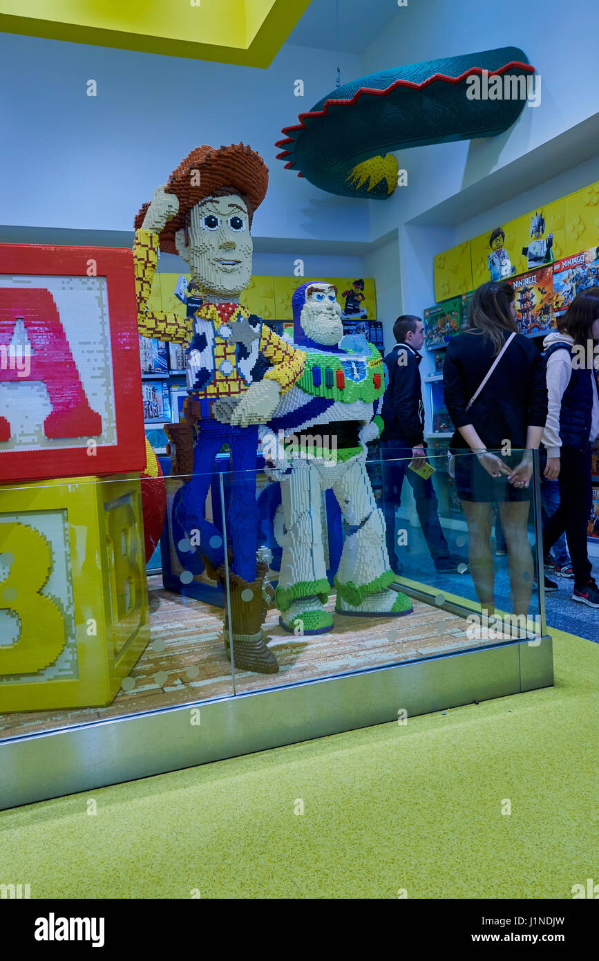 Personnages de Disney fait de Lego à Disney Village shop à Disneyland Paris  Photo Stock - Alamy