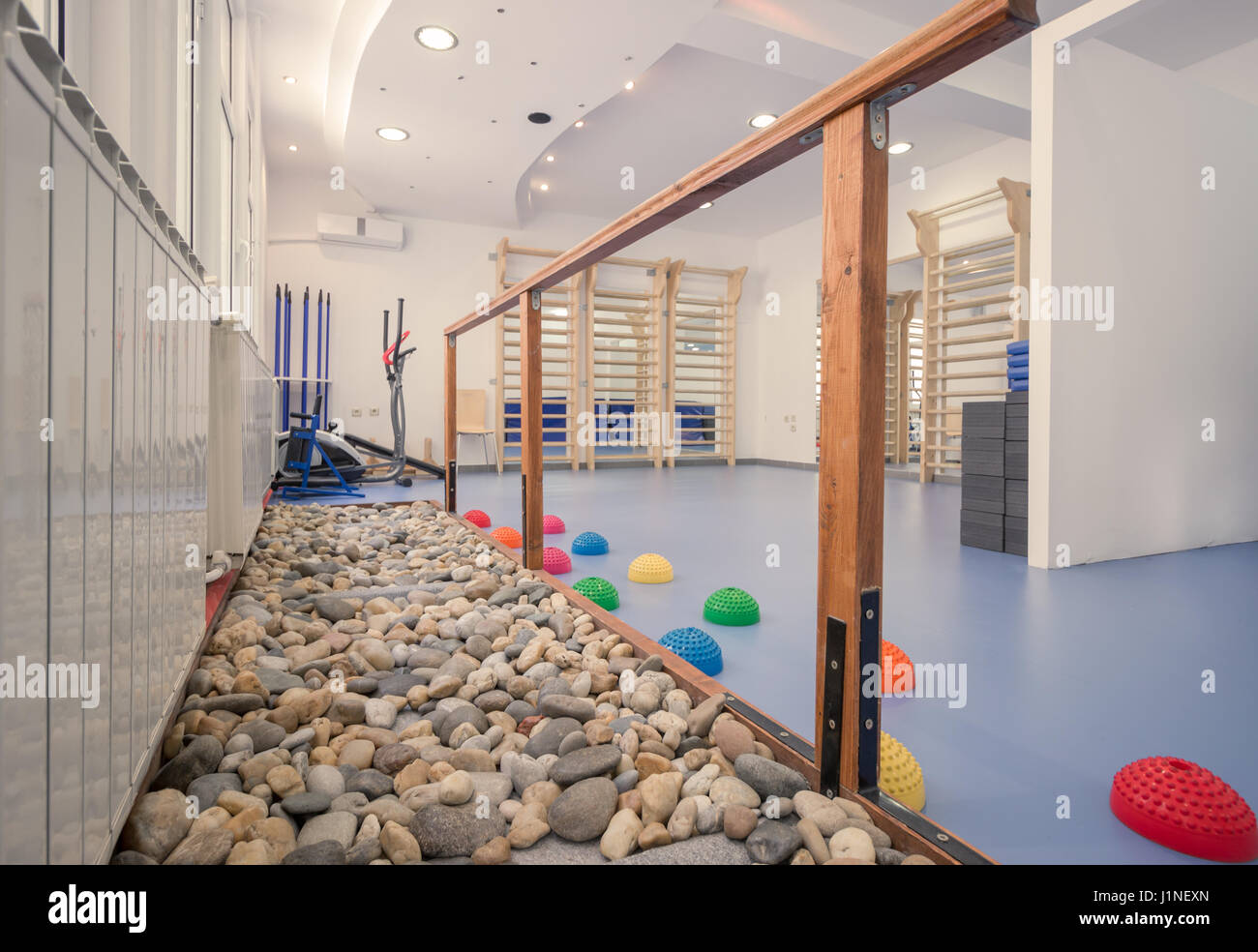 Grand prix de l'intérieur, pas de gens, salle de sport fitness thérapie physique des roches, mur de l'équipement des bars, des rochers de marche Banque D'Images