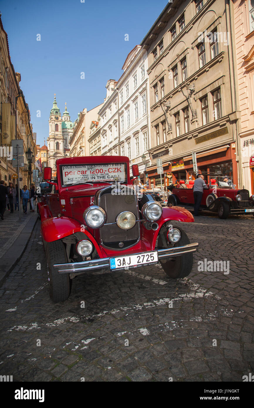 Vintage Retro nouvellement produits voitures classiques utilisés pour donner aux touristes des visites guidées de Prague Banque D'Images