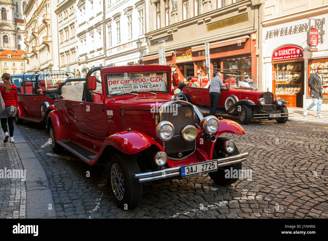 Vintage Retro nouvellement produits voitures classiques utilisés pour donner aux touristes des visites guidées de Prague Banque D'Images