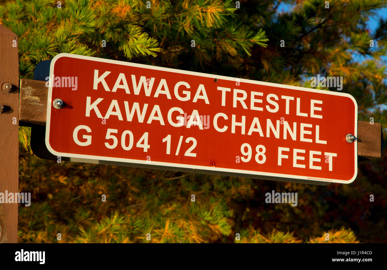 Inscrivez-vous sur Kawaga Trestle, Bearskin State Trail, Minocqua, Wisconsin Banque D'Images