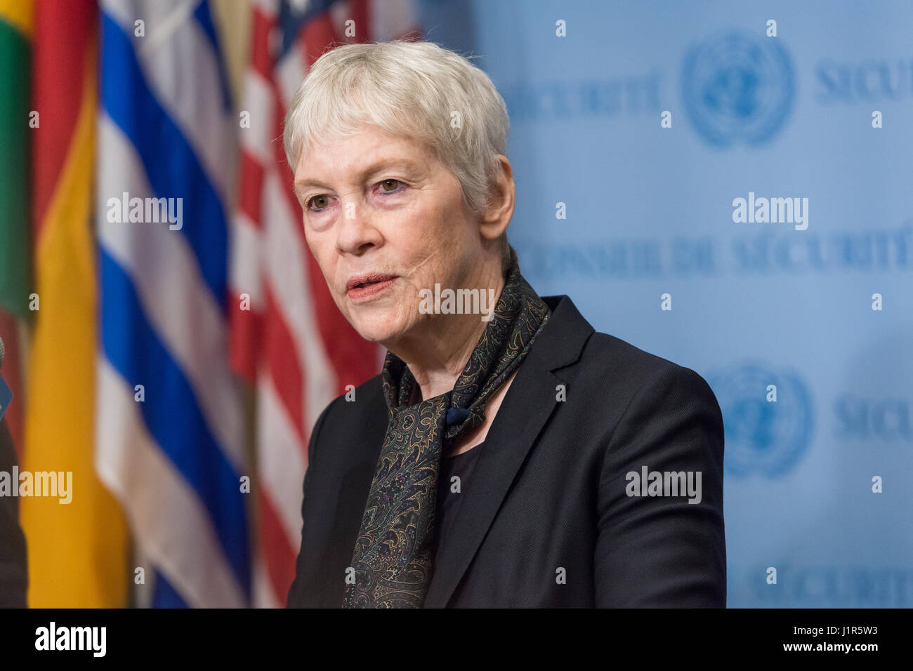 New York, États-Unis. Apr 21, 2017. Karen AbuZayd, membre de la Commission internationale indépendante d'enquête sur la Syrie, s'entretient avec la presse. À la suite d'une réunion informelle d'information selon la formule Arria au Conseil de sécurité de l'ONU, Paulo Sergio Pinheiro, Président de la Commission internationale indépendante d'enquête sur la Syrie et l'autre commissaire Karen AbuZayd a parlé avec la presse de l'opération de surveillance du Conseil de sécurité au Siège des Nations Unies. Credit : Albin Lohr-Jones/Pacific Press/Alamy Live News Banque D'Images