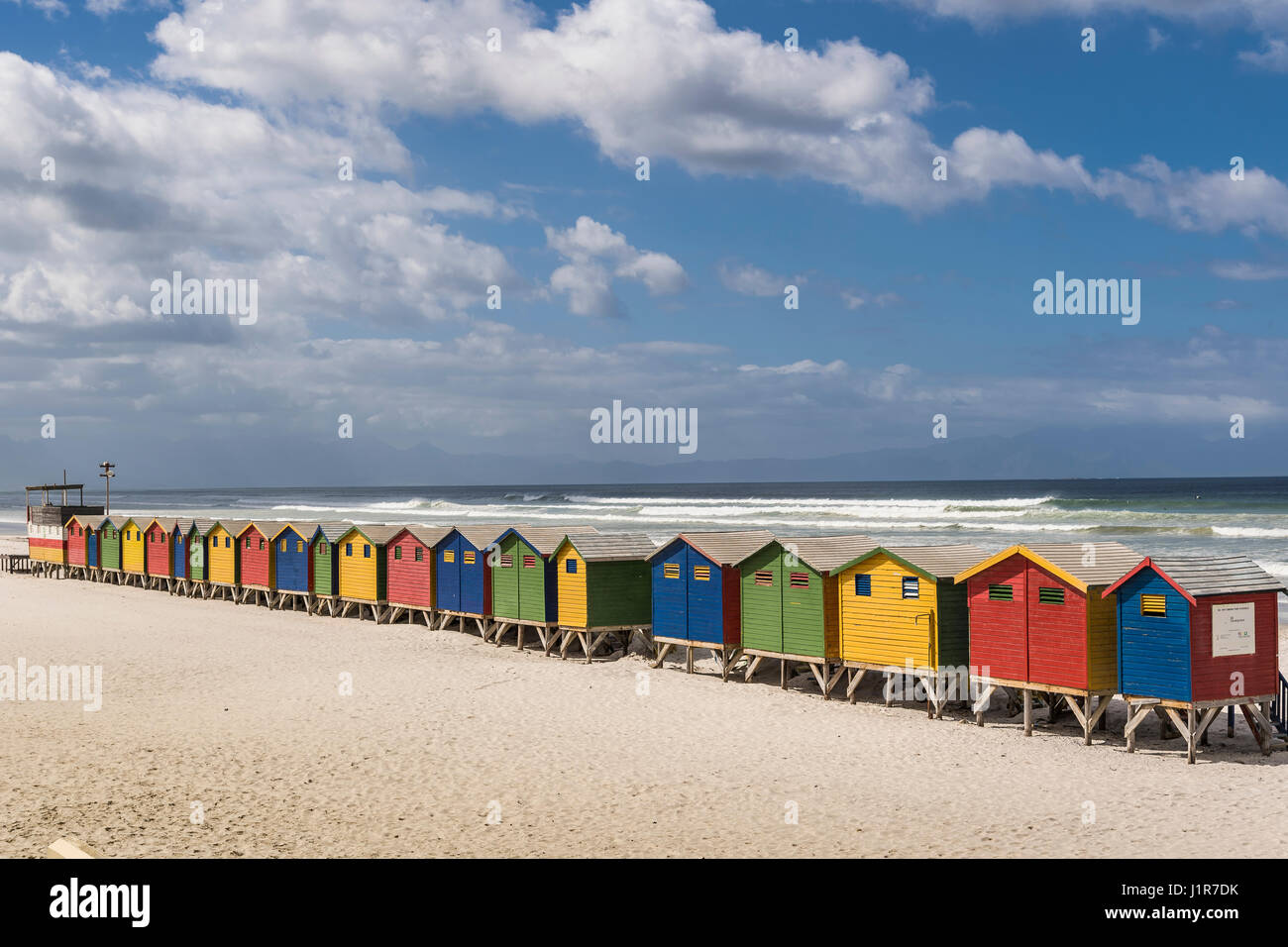 Maisons colorées avec ciel nuageux, Muizenberg, Western Cape, Afrique du Sud Banque D'Images