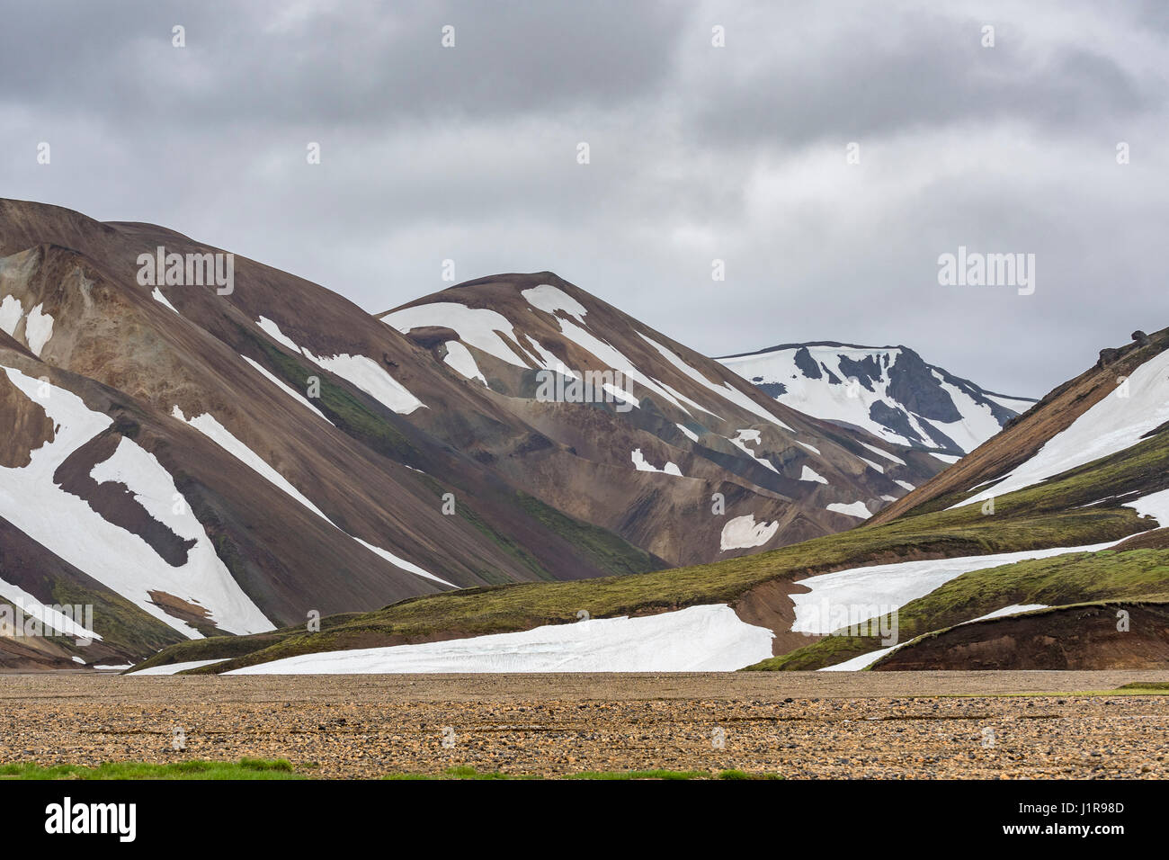 Montagnes de rhyolite avec résidus de neige Landmannalaugar, Islande Banque D'Images