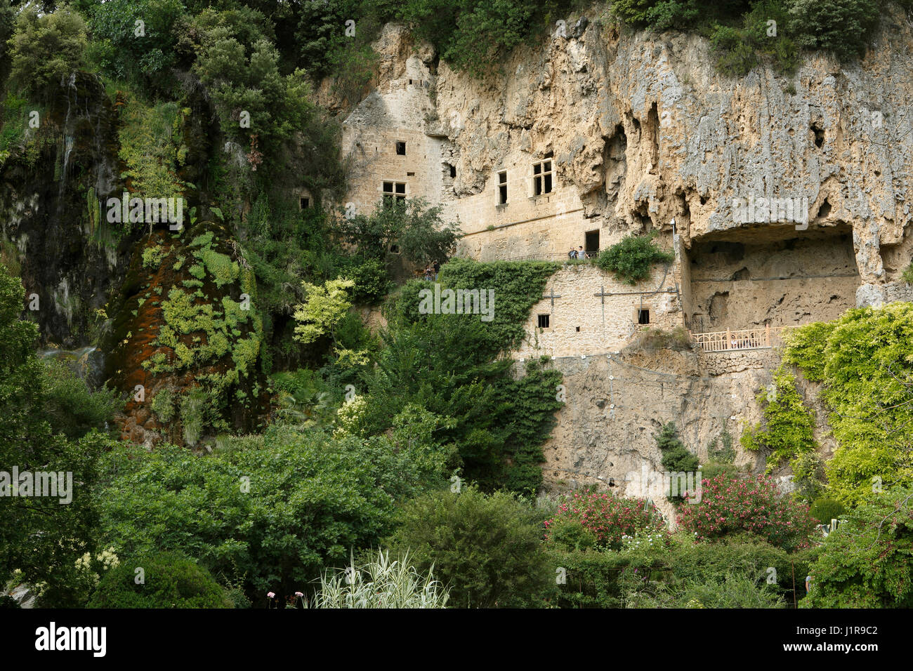 Habitations troglodytes, Villecroze Var, Provence-Alpes-Côte d'Azur, France Banque D'Images
