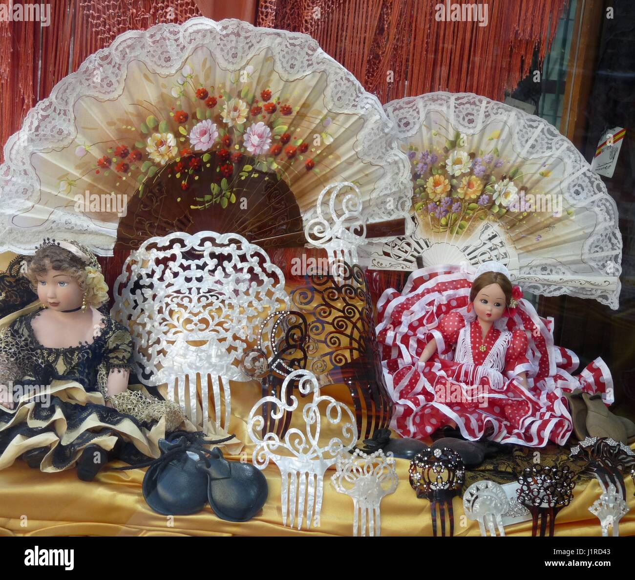 Affichage de fantaisie accessoires flamenco espagnol (fans, castagnettes, flamenca, peignes) pour les femmes, qui rappelle la foire de printemps de Séville Banque D'Images