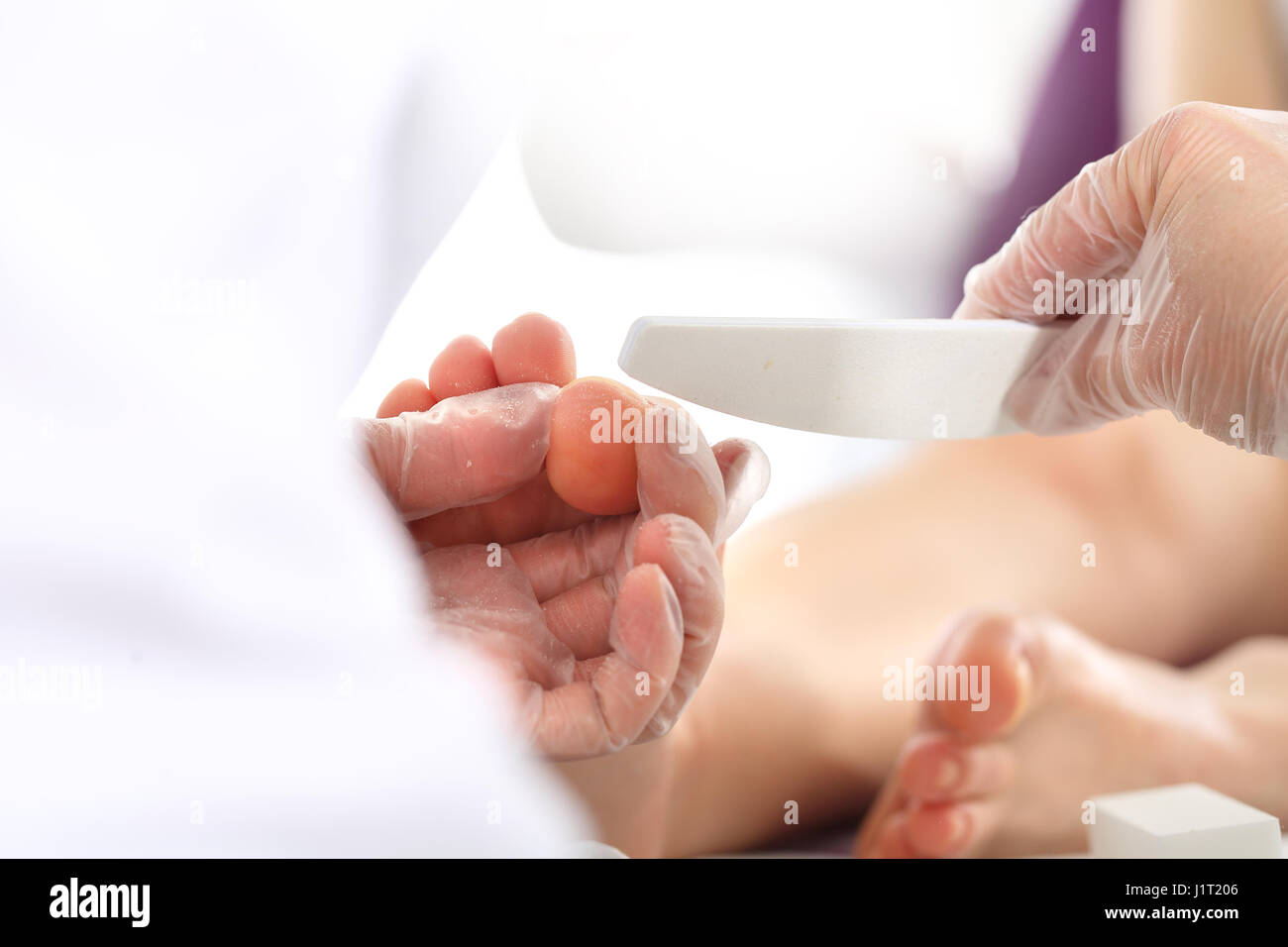Soins des pieds, pédicure. Salon de beauté, pédicure. Soins des ongles, les soins des pieds. Pédicure, beaux ongles sains. Le sciage des clous, femme avec une esthéticienne. Femme en Banque D'Images Soins des pieds, pédicure. Salon de beauté, pédicure. Soins des ongles, les soins des pieds. Pédicure, beaux ongles sains. Le sciage des clous, femme avec une esthéticienne. Femme en Banque D'Images