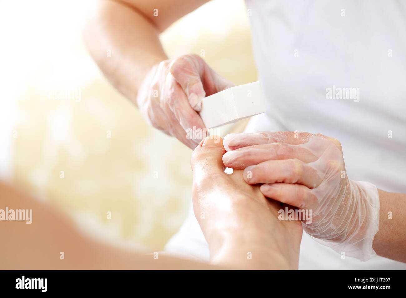 Soins des pieds, pédicure. Salon de beauté, pédicure. Soins des ongles, les soins des pieds. Pédicure, beaux ongles sains. Le sciage des clous, femme avec une esthéticienne. Femme en Banque D'Images Soins des pieds, pédicure. Salon de beauté, pédicure. Soins des ongles, les soins des pieds. Pédicure, beaux ongles sains. Le sciage des clous, femme avec une esthéticienne. Femme en Banque D'Images