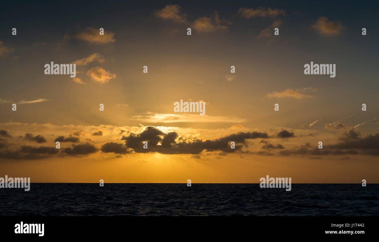 Lever de soleil sur l'horizon de la mer du Nord Suffolk Aldeburgh Banque D'Images