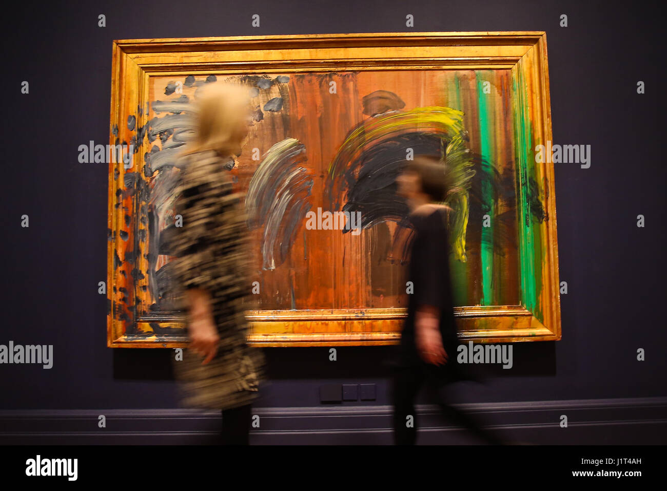 Récemment un formulaire d'auto-portrait par Howard Hodgkin (1932-2017), rendez-vous sur l'affichage public du 23 mars au 18 juin 2017 pour la première fois dans une nouvelle exposition Howard Hodgkin : Absent Friends à la National Portrait Gallery, Londres. Portrait de l'artiste à écouter de la musique a été achevée en octobre 2016 Hodgkin par avec la National Portrait Gallery exposition dans l'esprit. La grande huile sur bois Peinture, (1860mm x 2630mm) est la maladie de Hodgkin dernière grande peinture, et évoque une situation profondément personnel dans lequel l'acte de se rappeler est memorialised dans la peinture. Doté d''atmosphère : où : Londo Banque D'Images