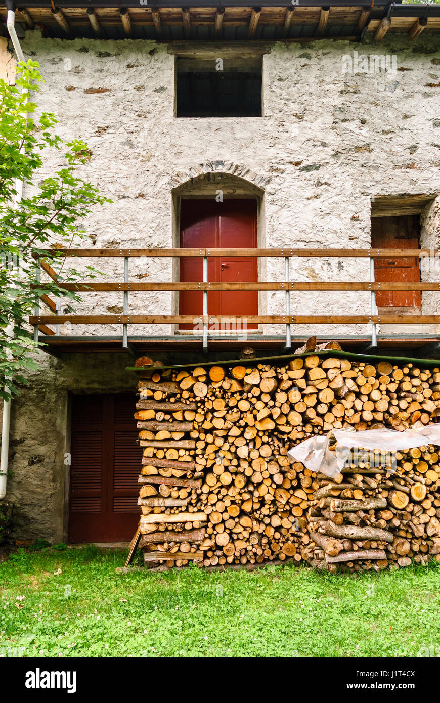 Un village Maison avec log store dans in Carlazzo, Italie Banque D'Images