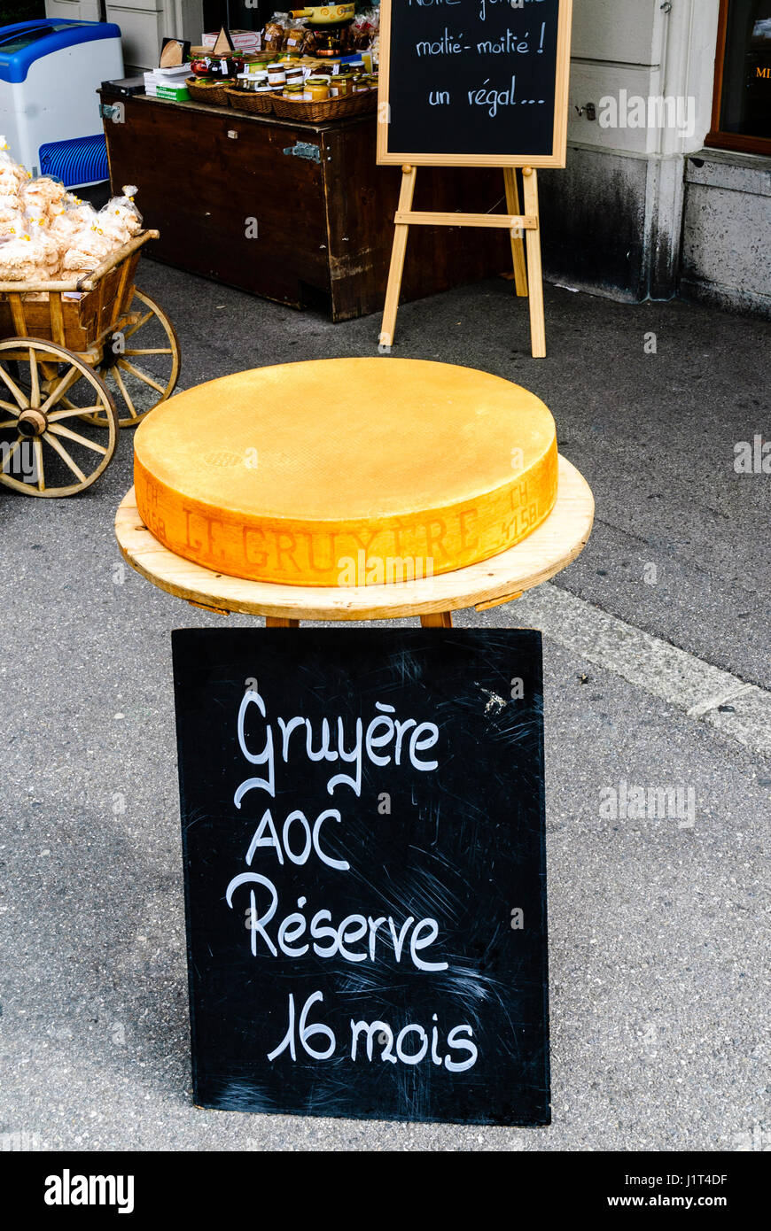 Une roue de fromage gruyère géant à l'extérieur d'un deli à Vevey, Suisse Banque D'Images