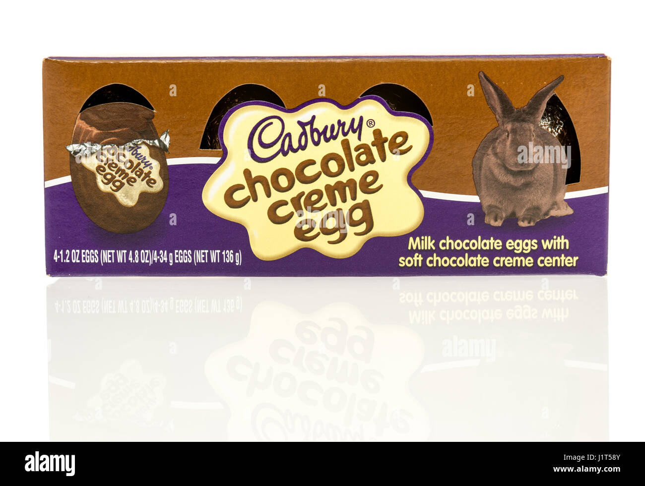 Winneconne, WI - 16 Avril 2017 : un paquet de quatre chocolat Cadbury creme oeufs sur un fond isolé. Banque D'Images