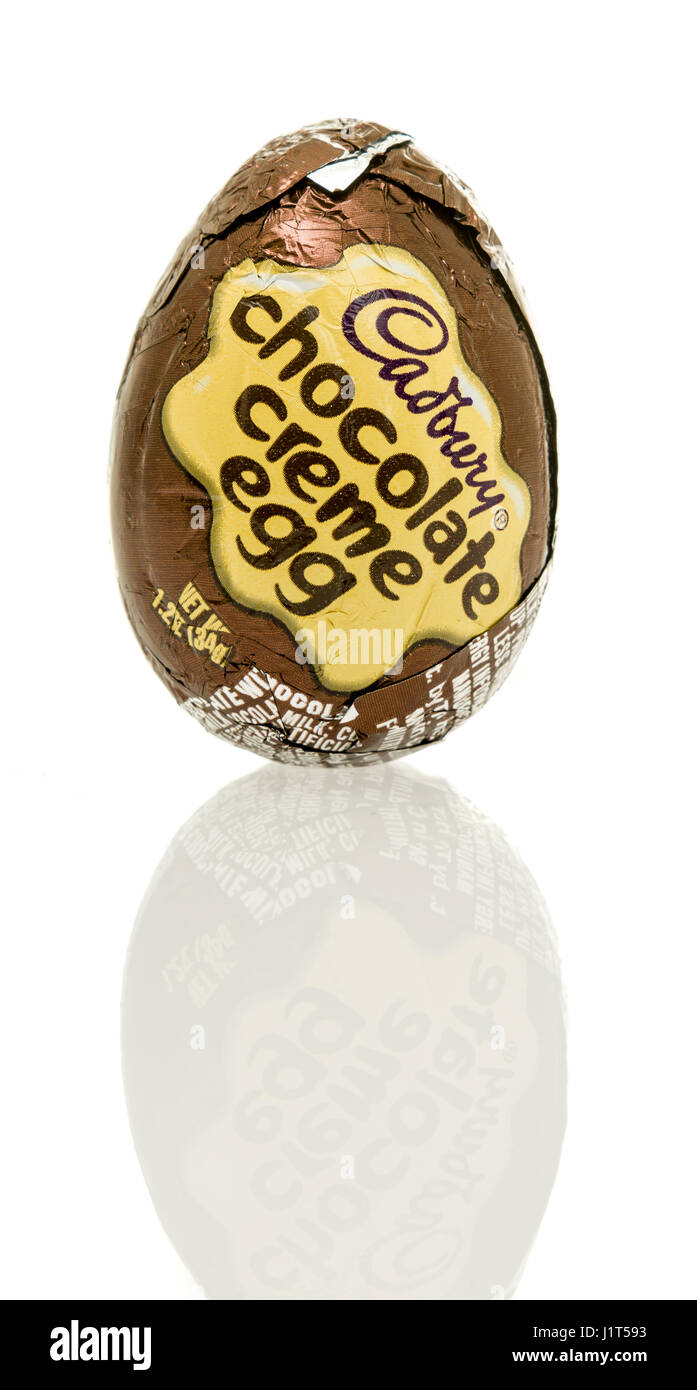 Winneconne, WI - 16 Avril 2017 : un seul coup d'un chocolat Cadbury creme egg sur un fond isolé. Banque D'Images