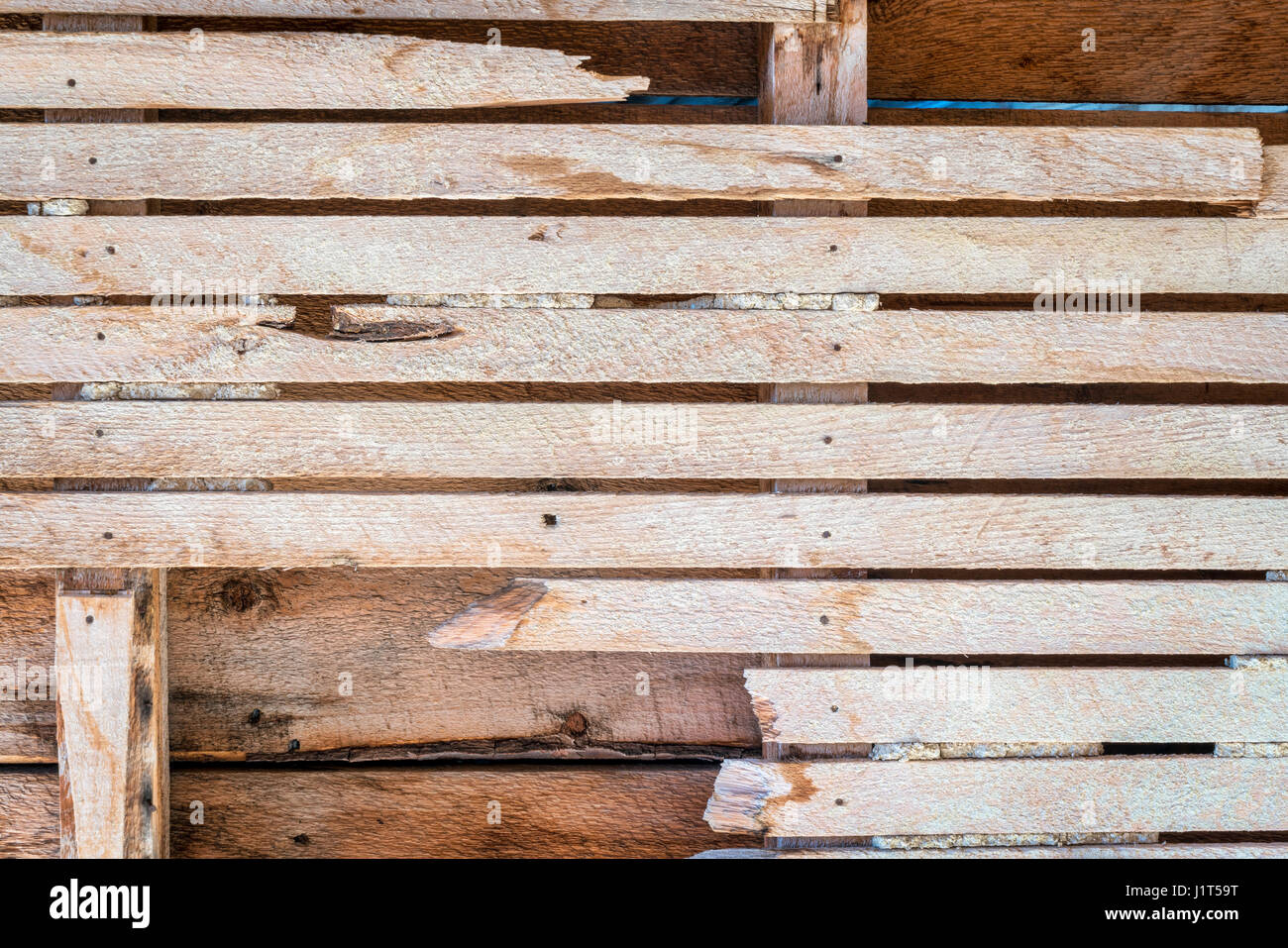 La dégradation du milieu urbain contexte - mur intérieur de maison abandonnée avec planches en bois Banque D'Images