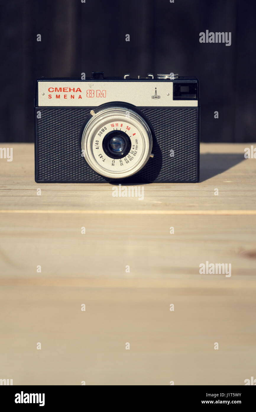 BOROTIN, RÉPUBLIQUE TCHÈQUE - 25 mars : Smena 8M ancien vintage caméra filtrée sur fond de bois le 25 mars 2017 à Borotin, République tchèque. Banque D'Images