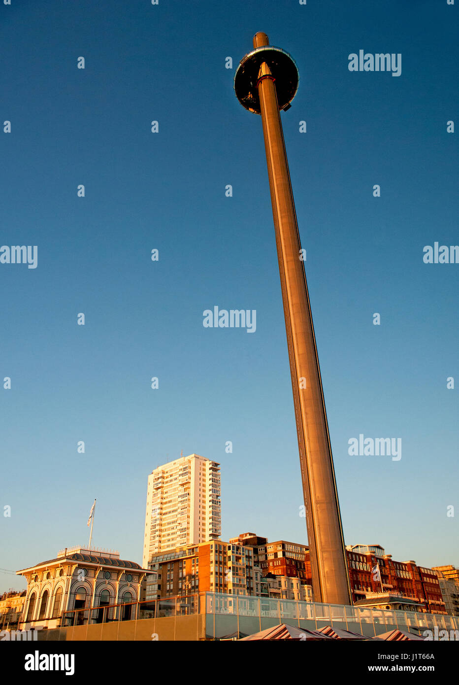 Brighton's i360, le plus haut du monde déménagement tour d'observation, ouvert en 2016 offre aux visiteurs 360 degrés sur la côte du Sussex en Angleterre. Banque D'Images