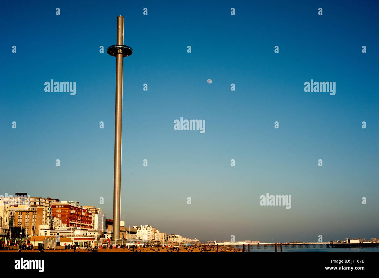 Brighton's i360, le plus haut du monde déménagement tour d'observation, ouvert en 2016 offre aux visiteurs 360 degrés sur la côte du Sussex en Angleterre. Banque D'Images