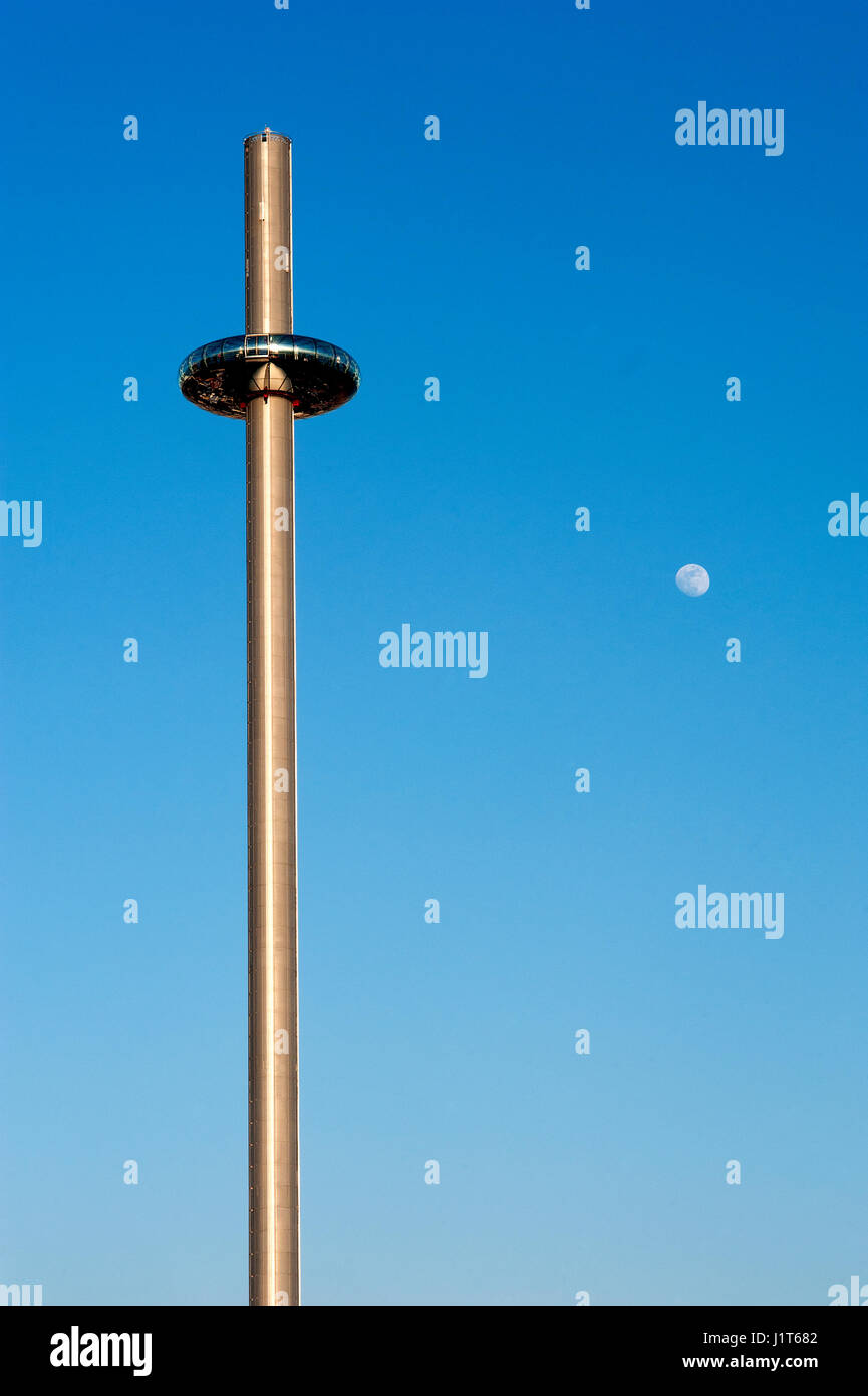 Brighton's i360, le plus haut du monde déménagement tour d'observation, ouvert en 2016 offre aux visiteurs 360 degrés sur la côte du Sussex en Angleterre. Banque D'Images